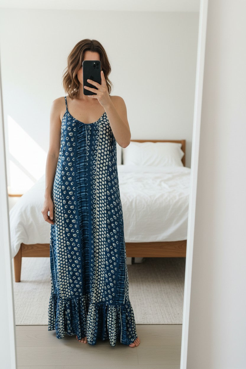 Robe longue Superdry en viscose bleu avec motifs ethniques et volant à la base. Style boho chic.