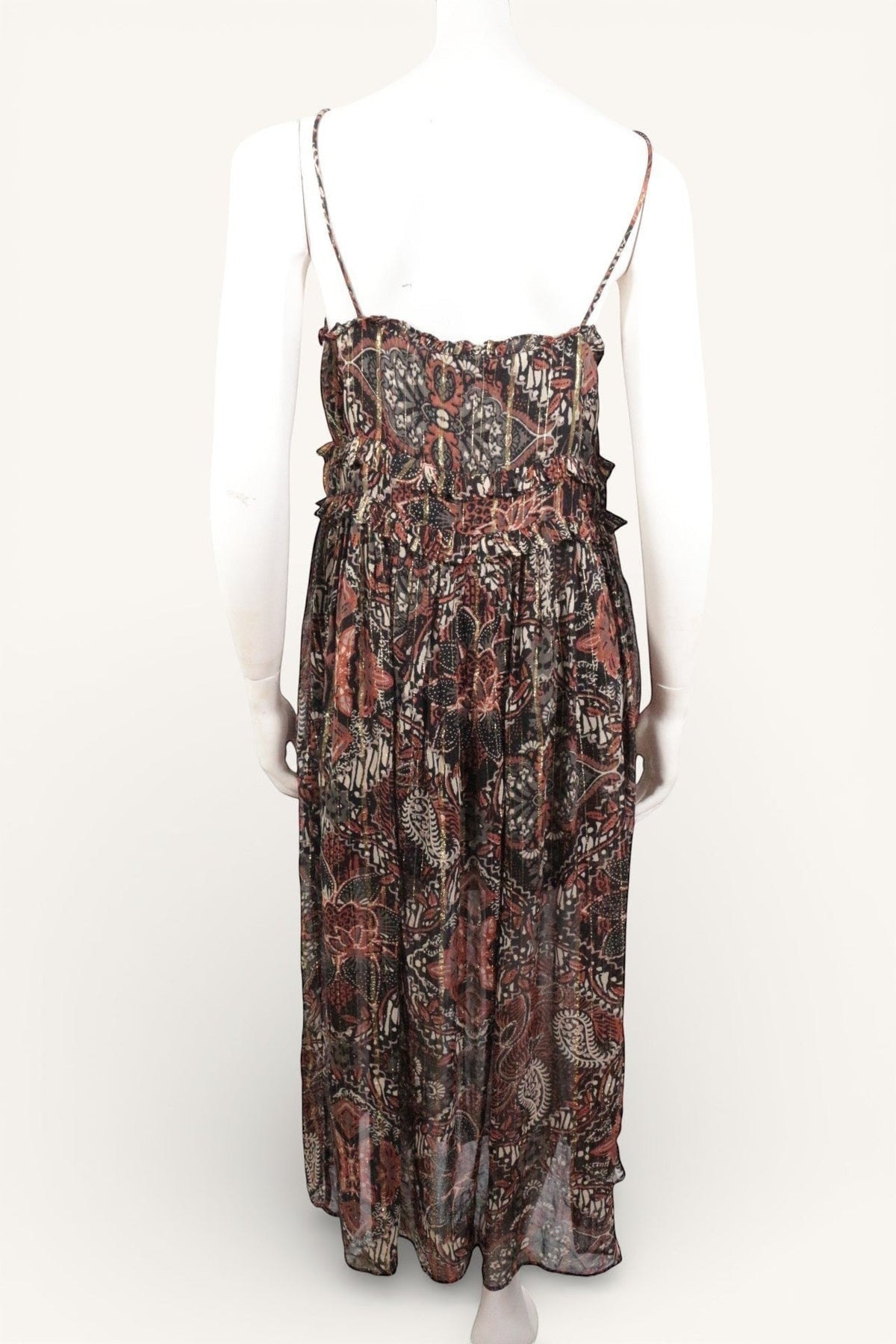 Robe longue Frippindealz Zara en viscose fluide à motifs bohèmes marron, doré et noir, vue de dos sur mannequin