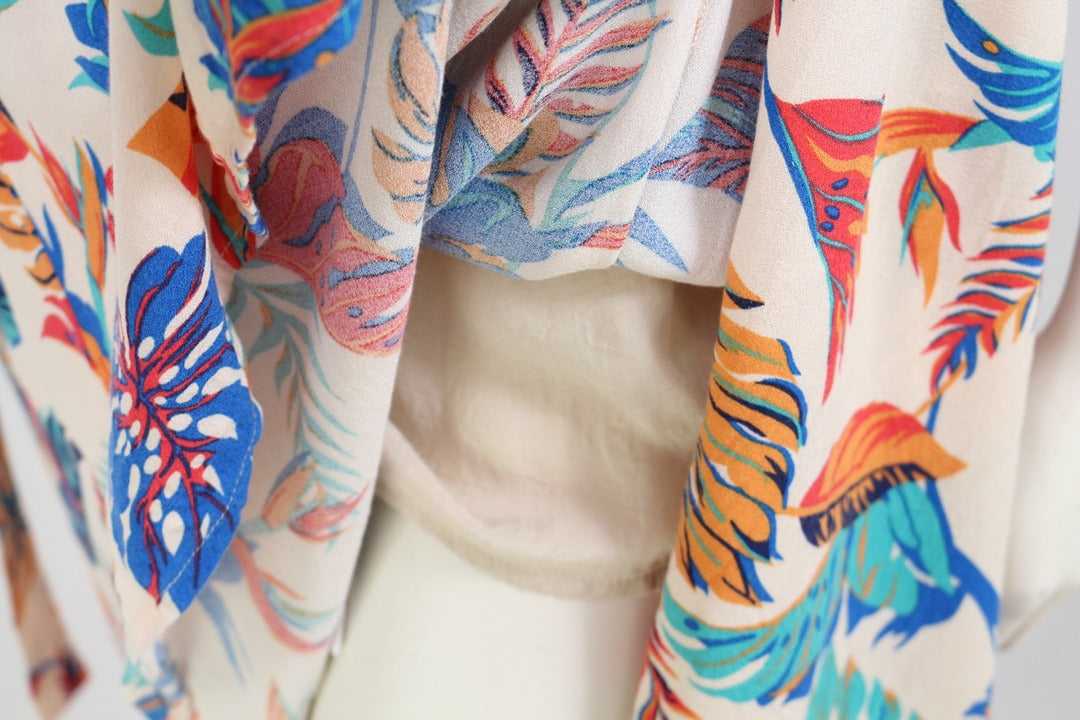 Détail du tissu en viscose crème avec imprimé tropical multicolore de la robe longue Frippindealz Grace & Mila