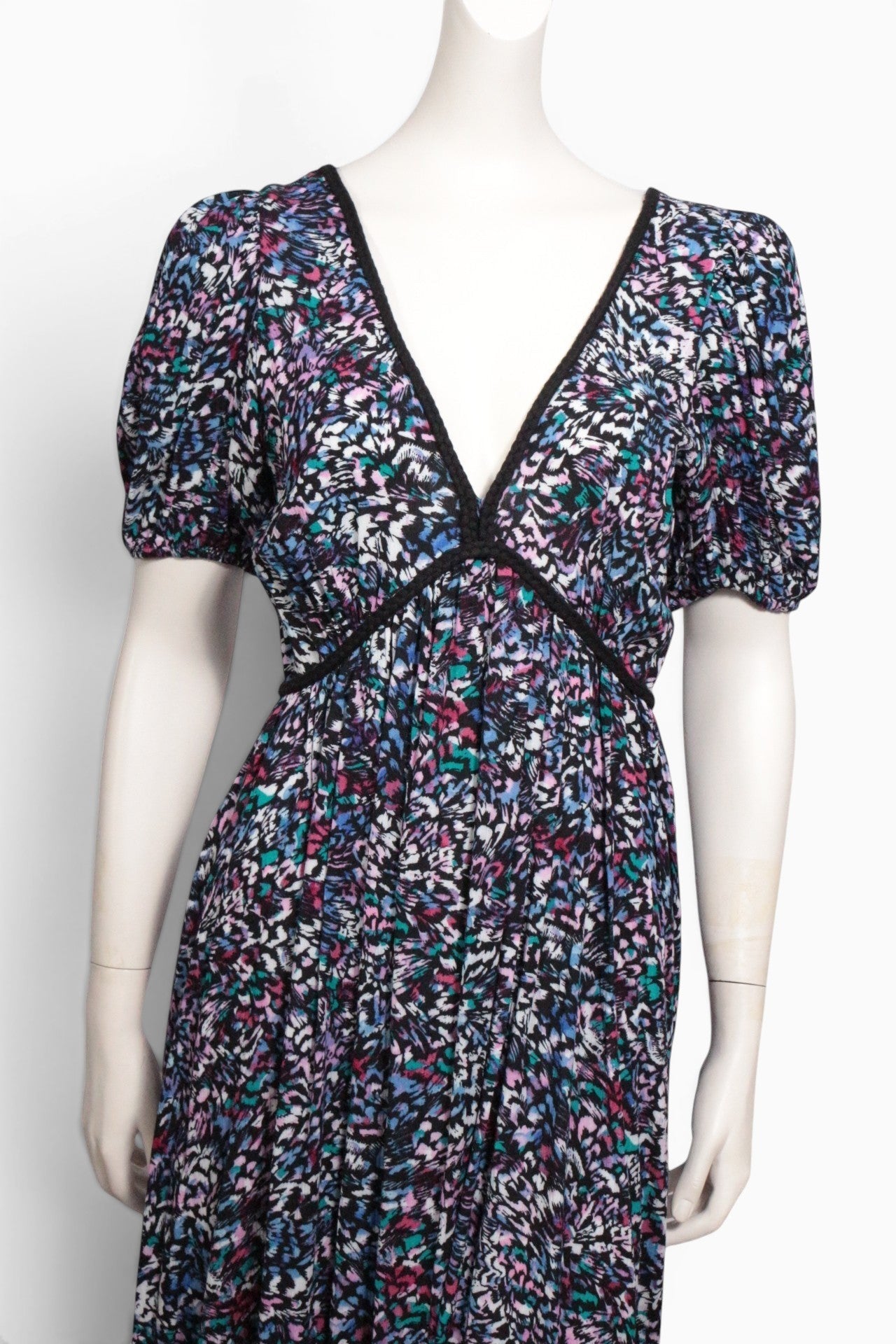 Robe longue Etam Frippindealz en viscose multicolore avec col en V et manches bouffantes sur mannequin