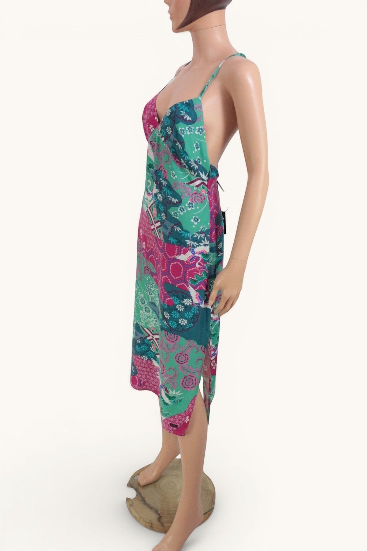 Robe longue bohème Frippindealz en viscose multicolore avec bretelles fines et motif patchwork sur mannequin