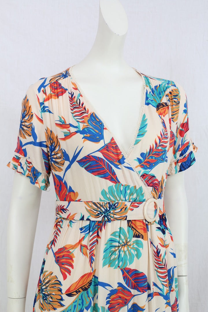 Robe longue Frippindealz Grace & Mila en viscose crème à motif tropical, col cache-cœur et ceinture à boucle ronde