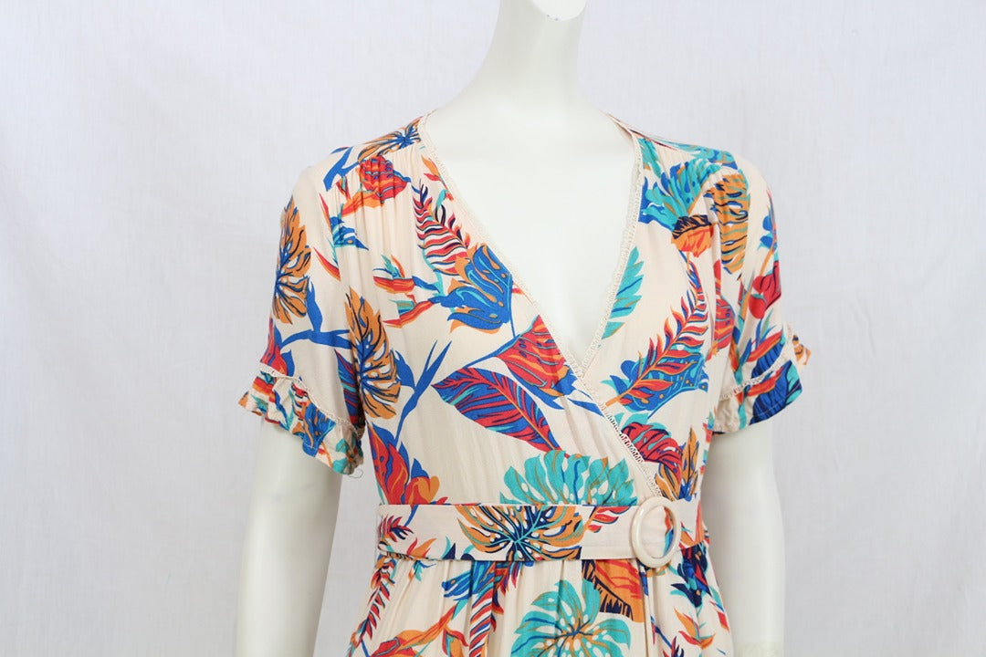 Robe longue Frippindealz Grace & Mila en viscose crème à motif tropical, encolure cache-cœur et manches à volants