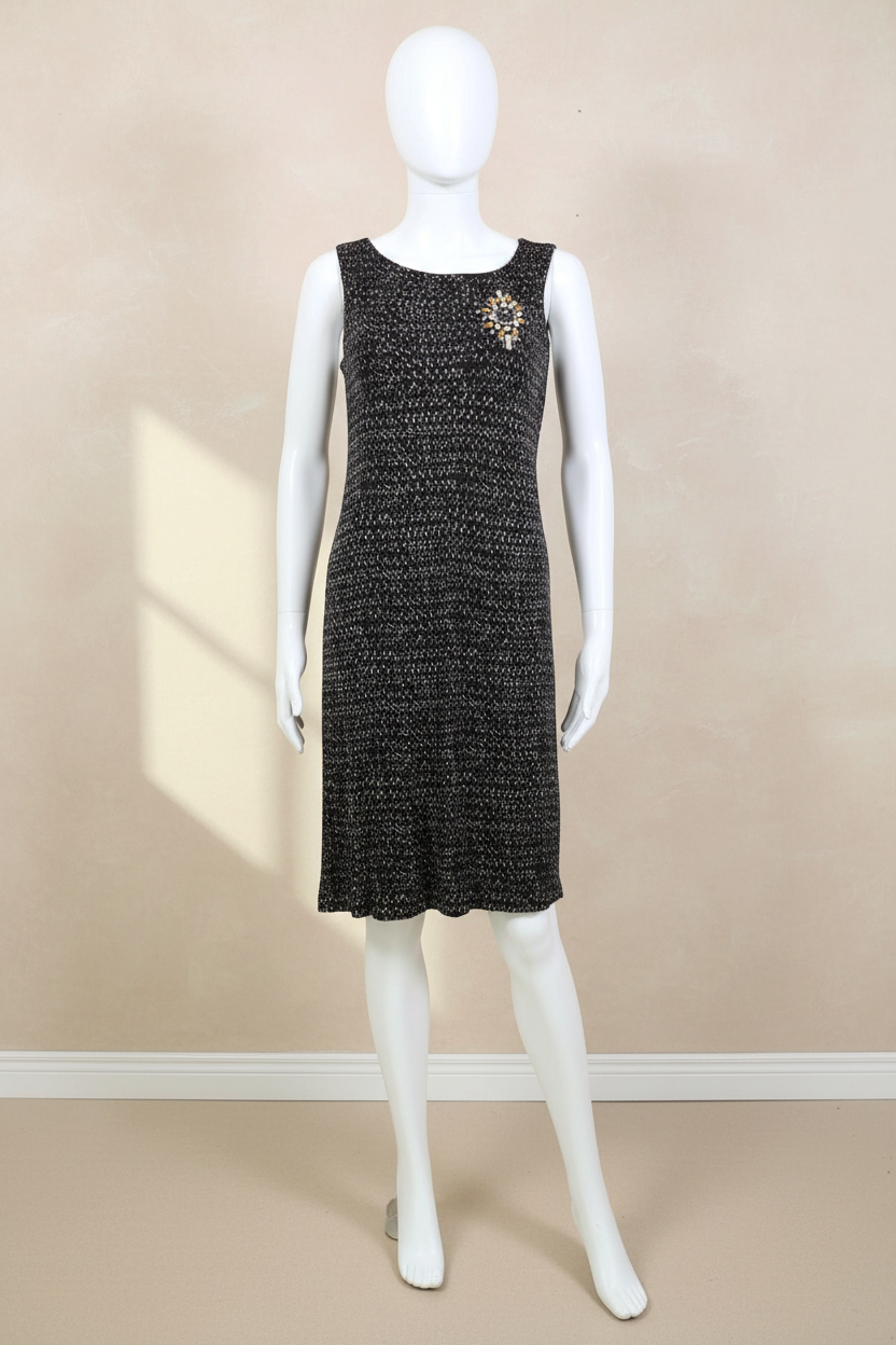 Robe Maliparmi noire et beige en viscose et polyester avec détail bijou, présentée par Frippindealz sur mannequin.