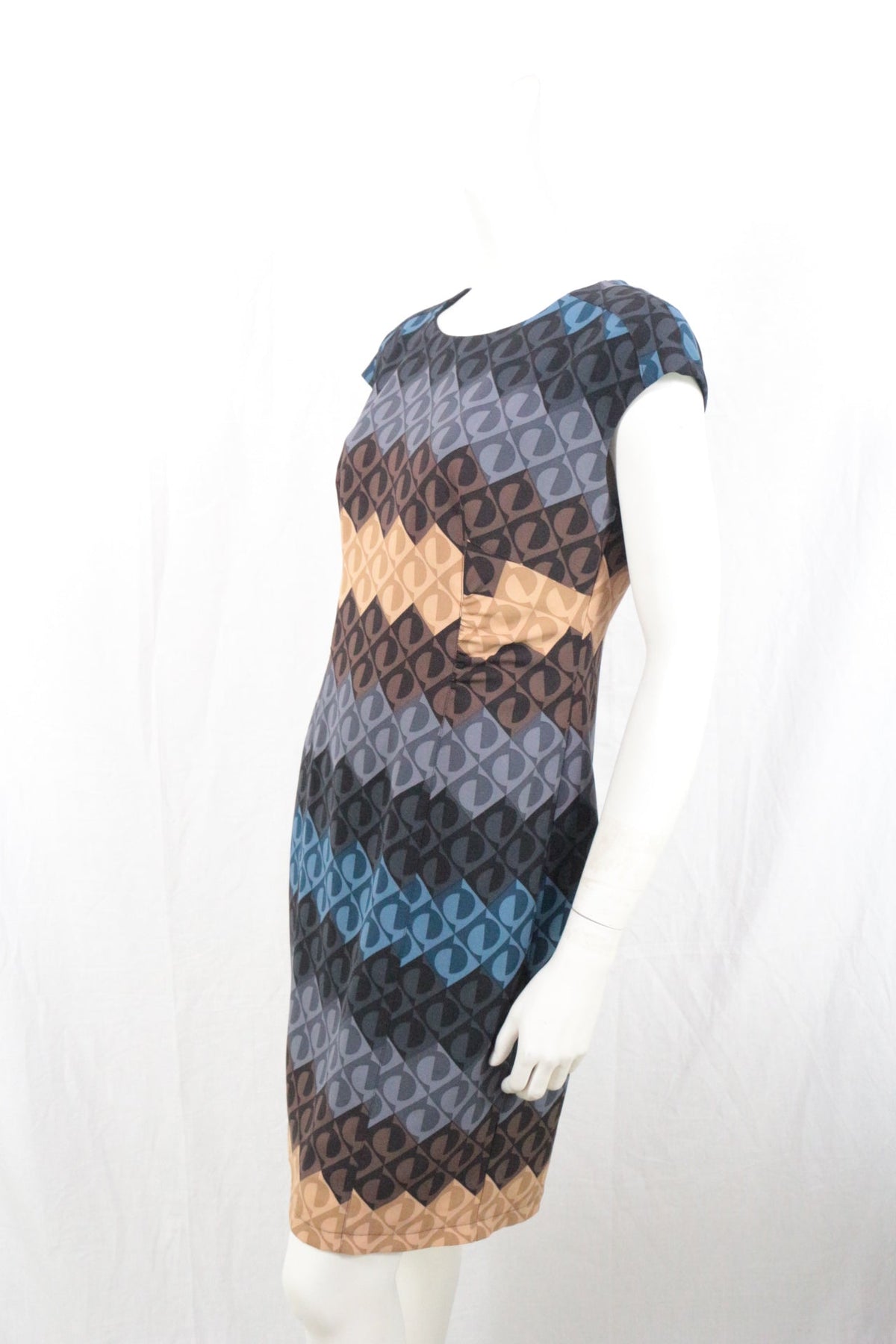 Robe Melvin Frippindealz cintrée à motif géométrique rétro marron et bleu sur mannequin