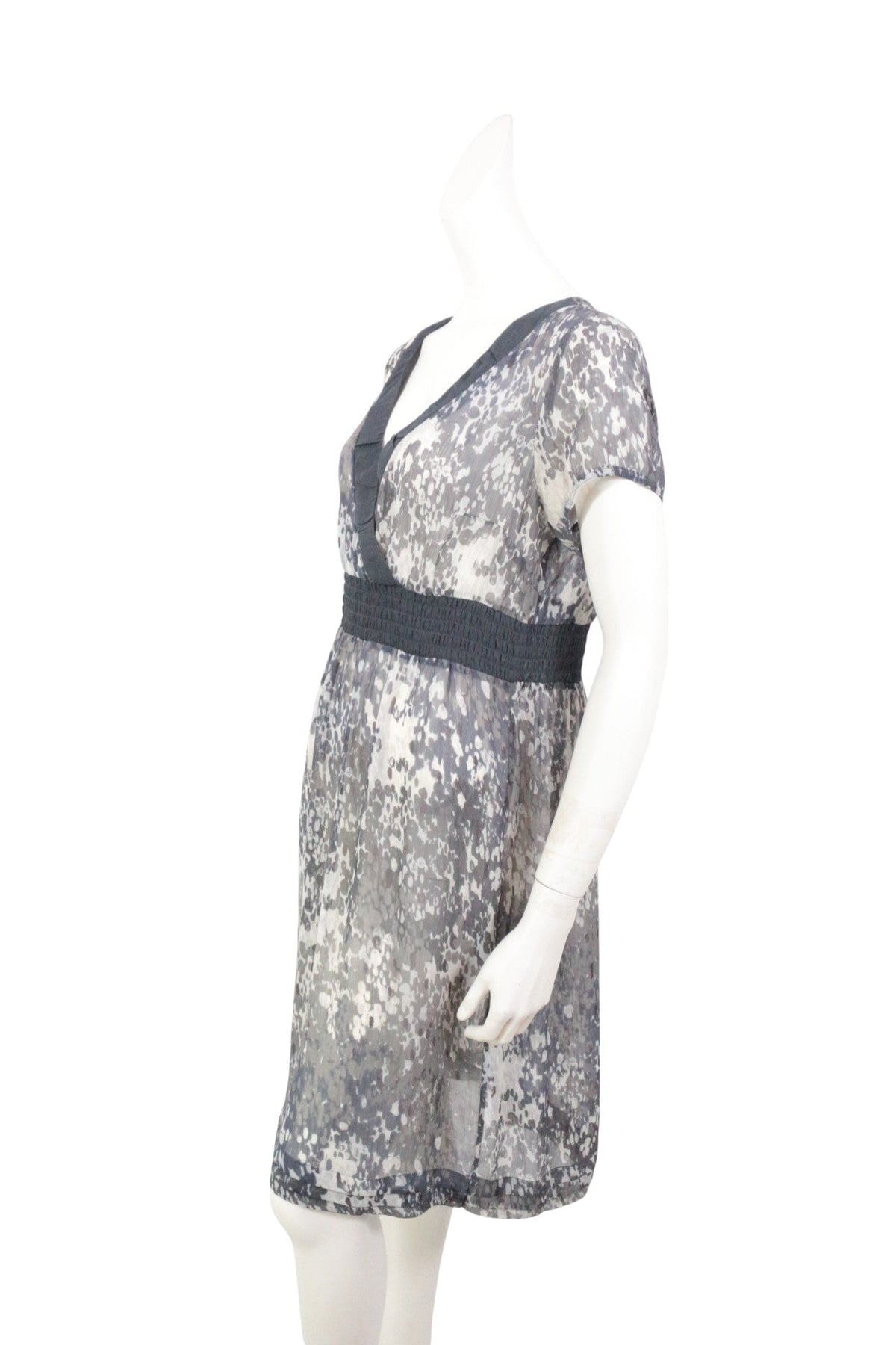 Robe mi-longue Frippindealz Mexx en polyester gris à motif abstrait, col en V et taille élastiquée sur mannequin