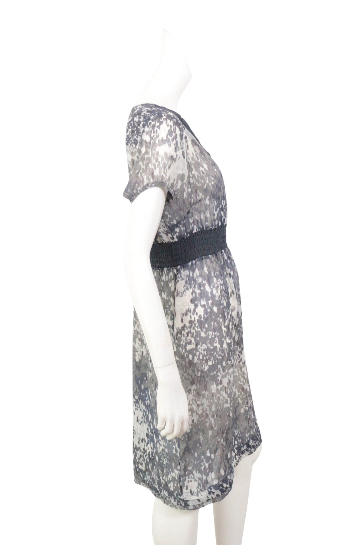 Robe mi-longue Frippindealz Mexx en polyester gris à motif abstrait, col en V et taille élastiquée, vue de profil.