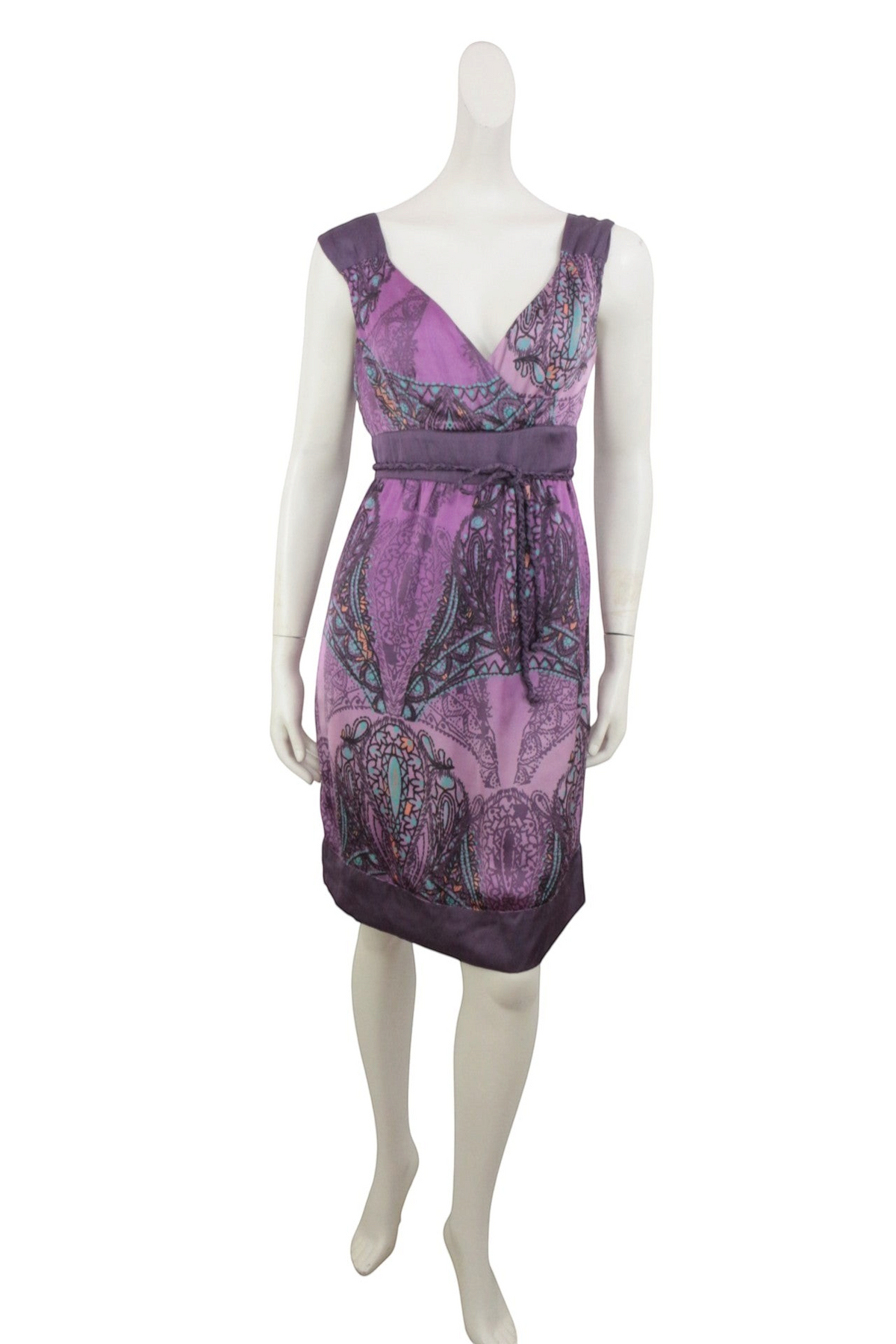 Robe Mexx Frippindealz violette et turquoise à motif cachemire, coupe taille empire avec décolleté en V sur mannequin.