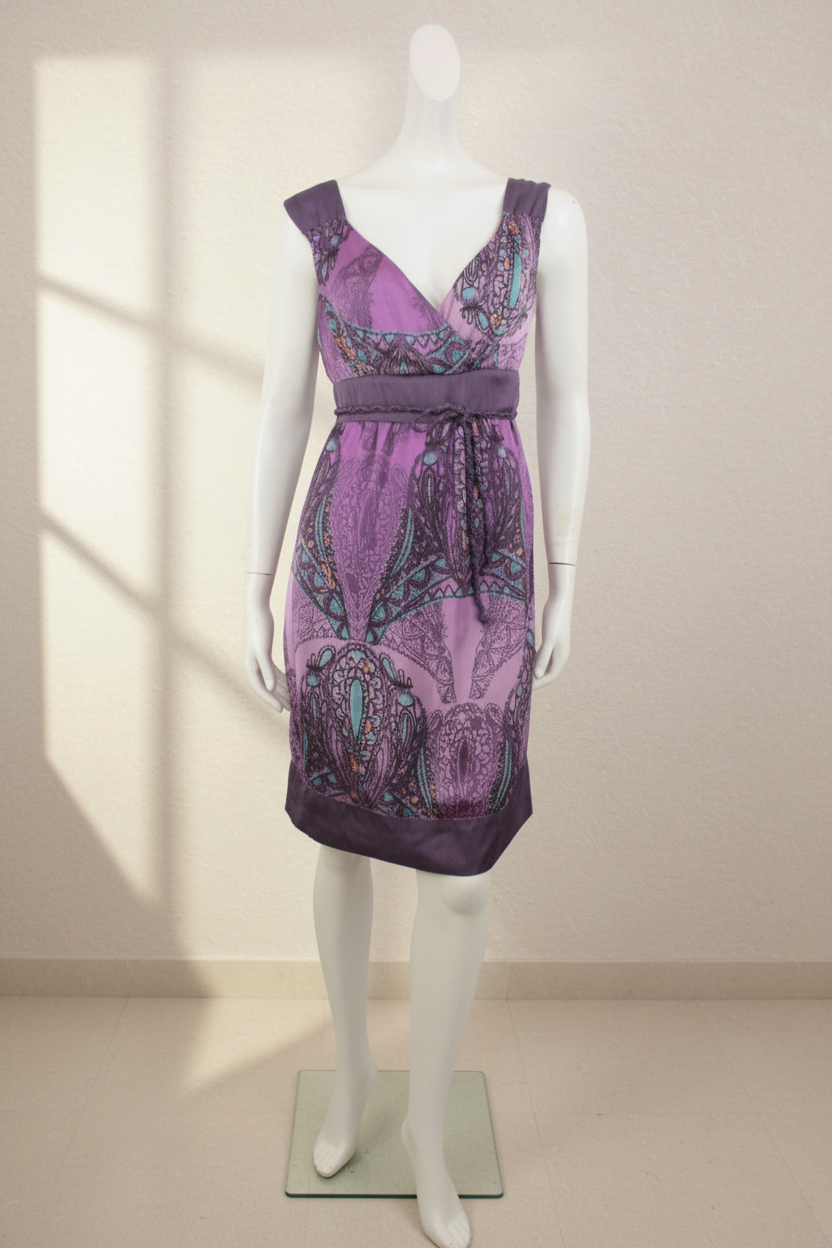 Robe Mexx Frippindealz violette et turquoise à motif cachemire, coupe empire avec décolleté en V sur mannequin