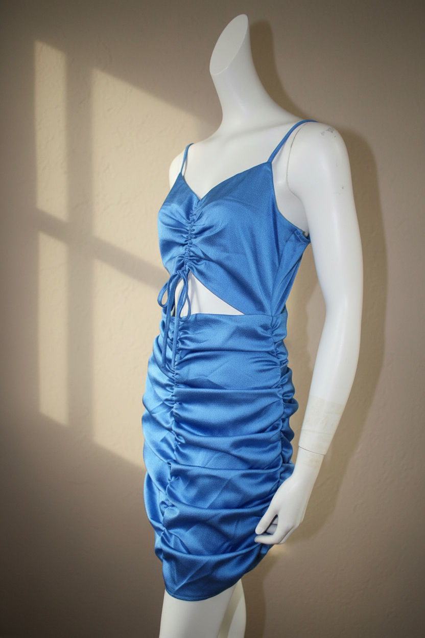 Robe mi-longue Frippindealz bleu vif en polyester avec détails froncés et découpes sur mannequin