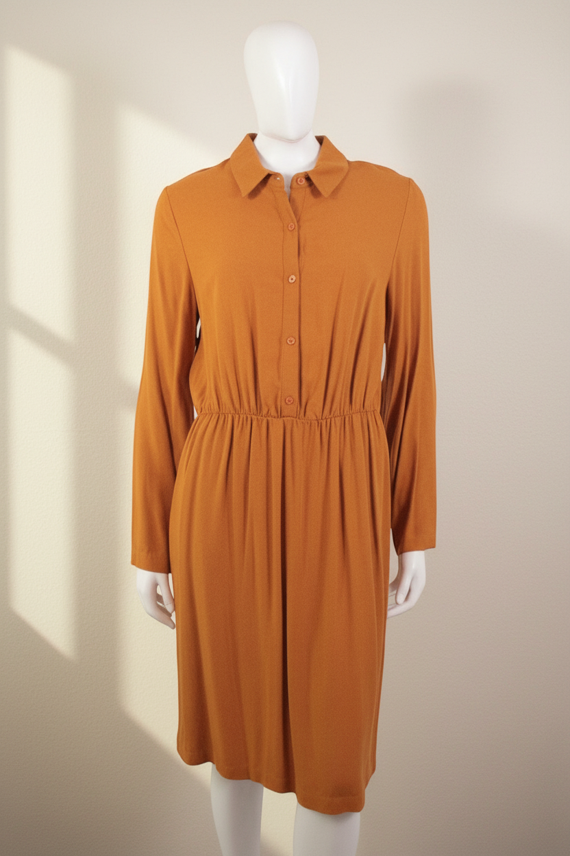 Robe mi-longue Frippindealz Sinéquanone en viscose camel avec col chemisier et taille élastiquée sur mannequin