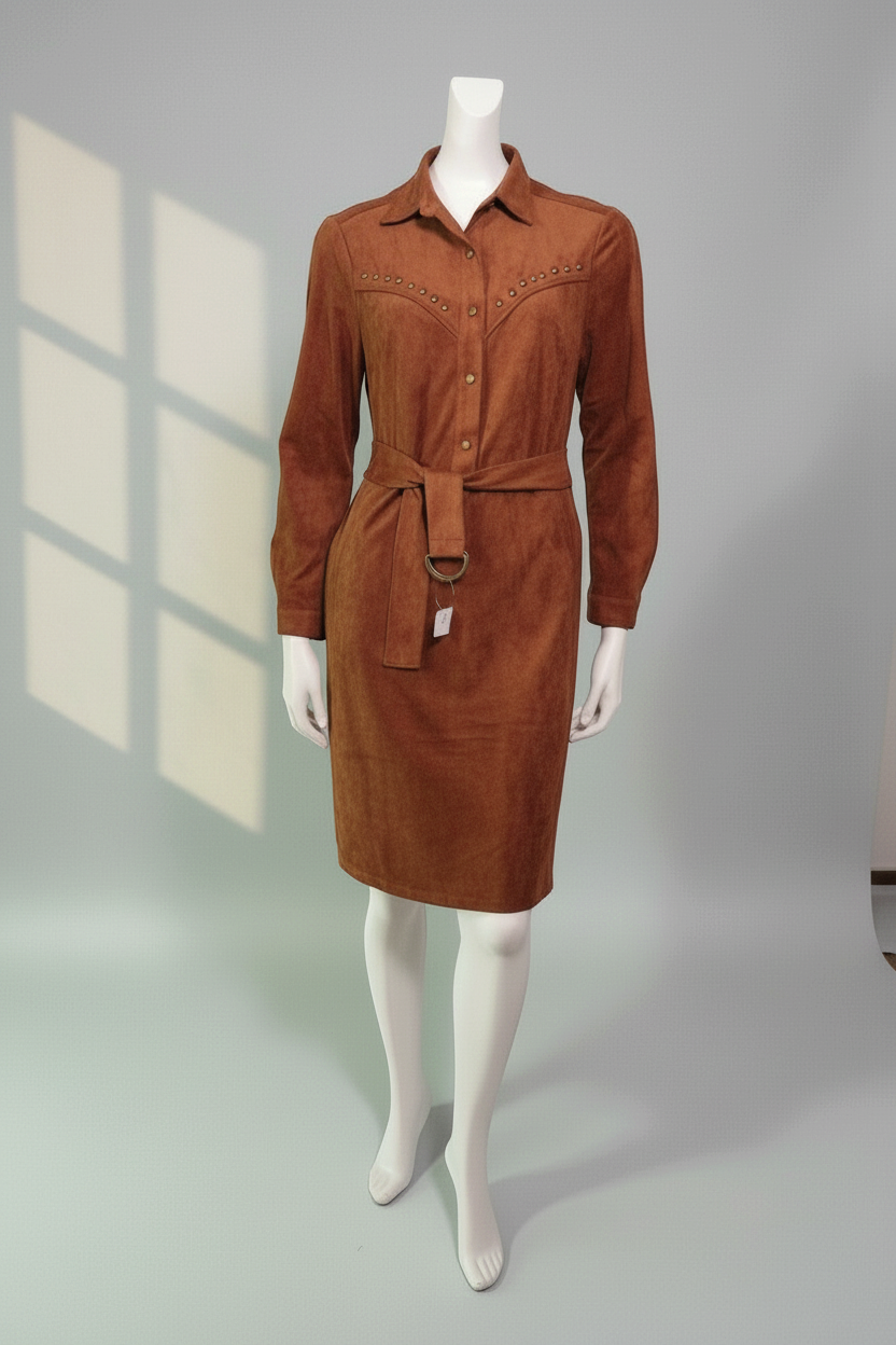 Robe mi-longue Frippindealz couleur cognac en polyester et spandex avec ceinture, col chemise et détails cloutés.