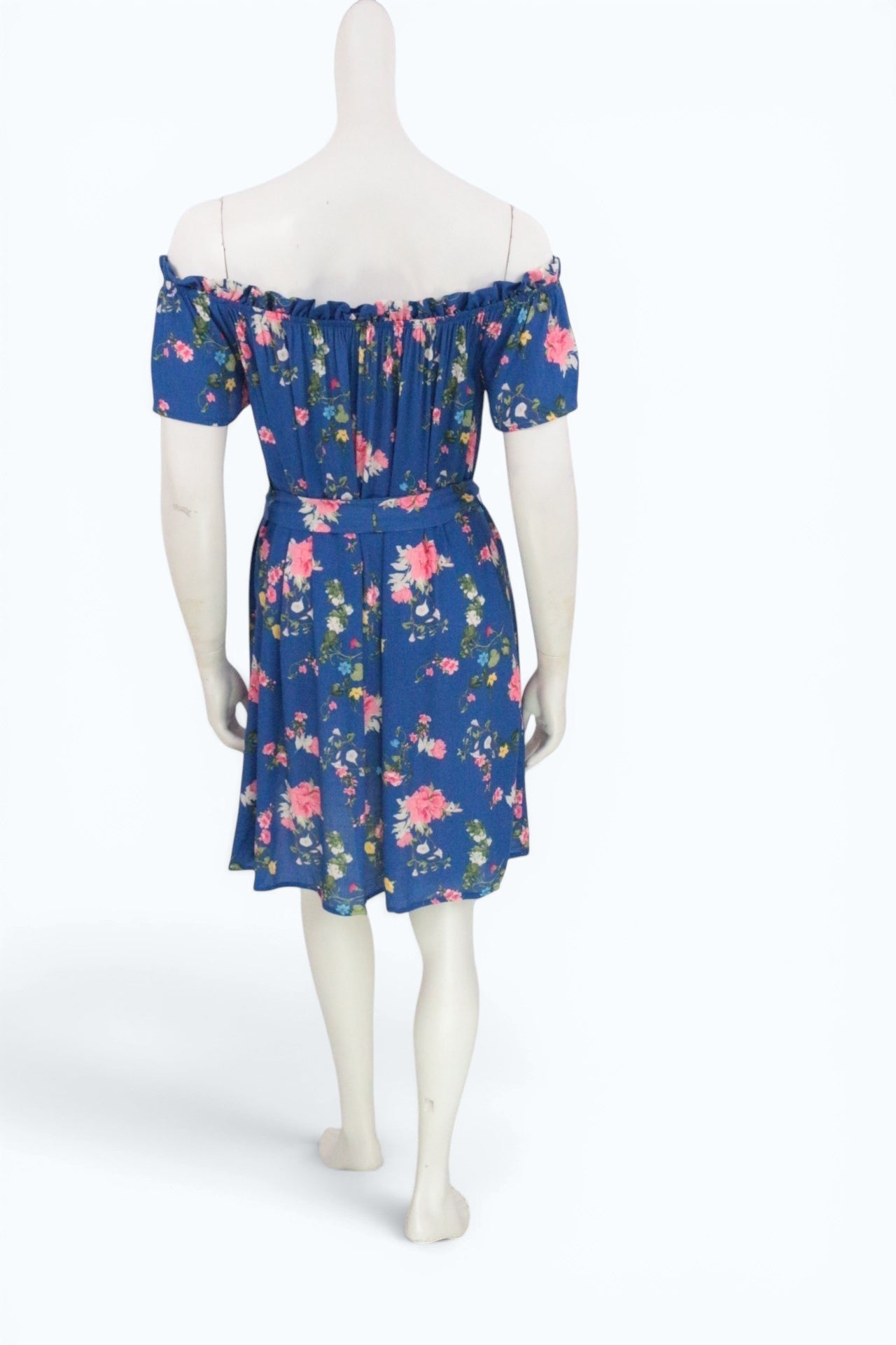 Robe mi-longue Frippindealz bleue à imprimé floral, coupe évasée avec épaules dénudées et ceinture, vue arrière.