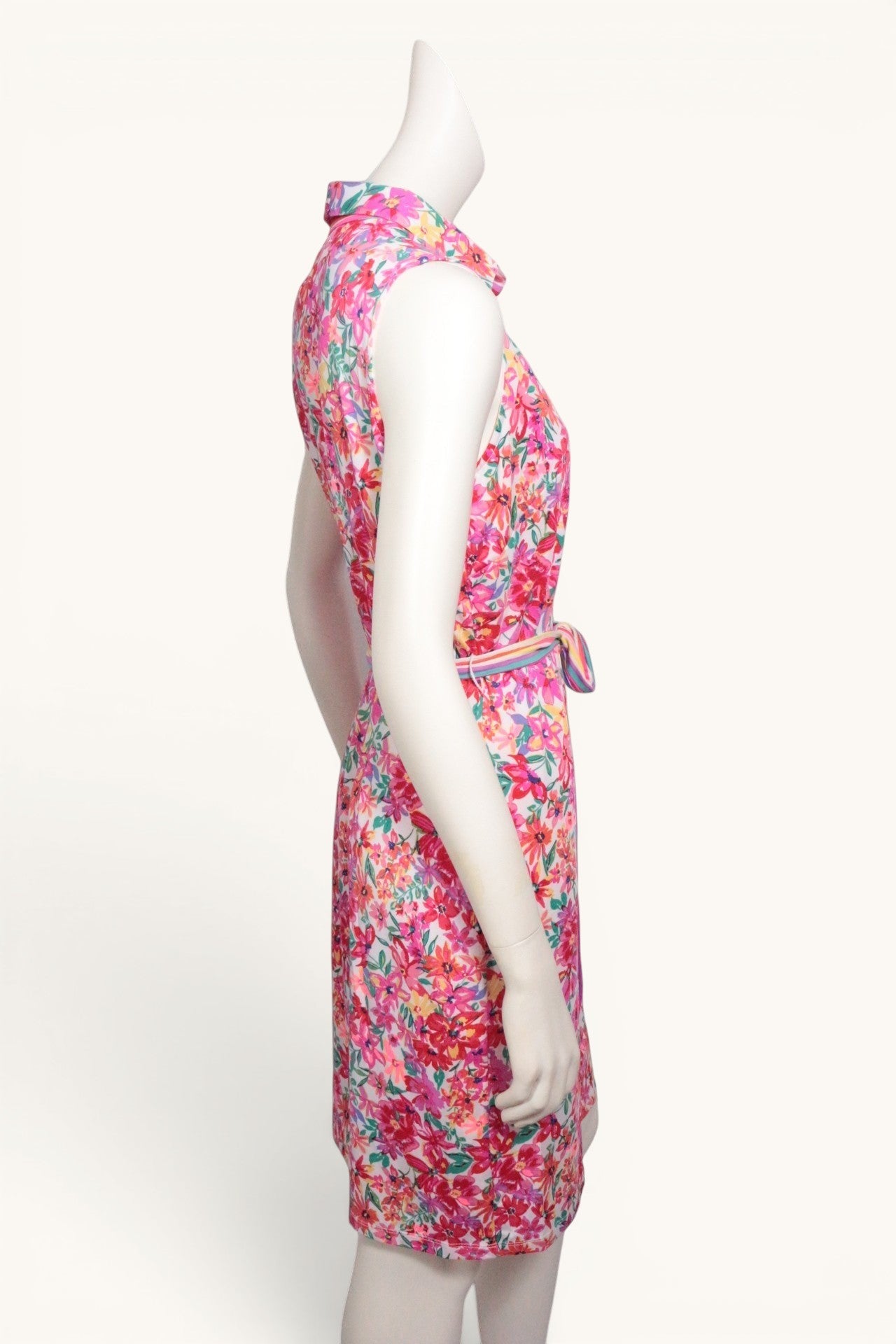 Robe mi-longue Frippindealz à imprimé fleuri rouge et multicolore avec col chemise et ceinture, vue de profil