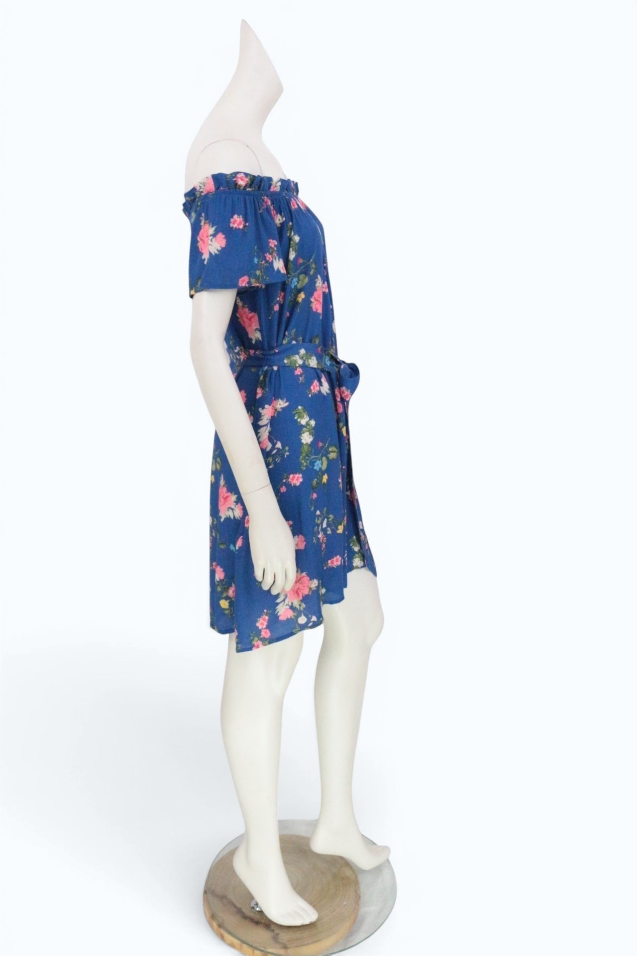 Robe mi-longue Frippindealz bleue à imprimé floral, coupe évasée avec épaules dénudées et ceinture à nouer