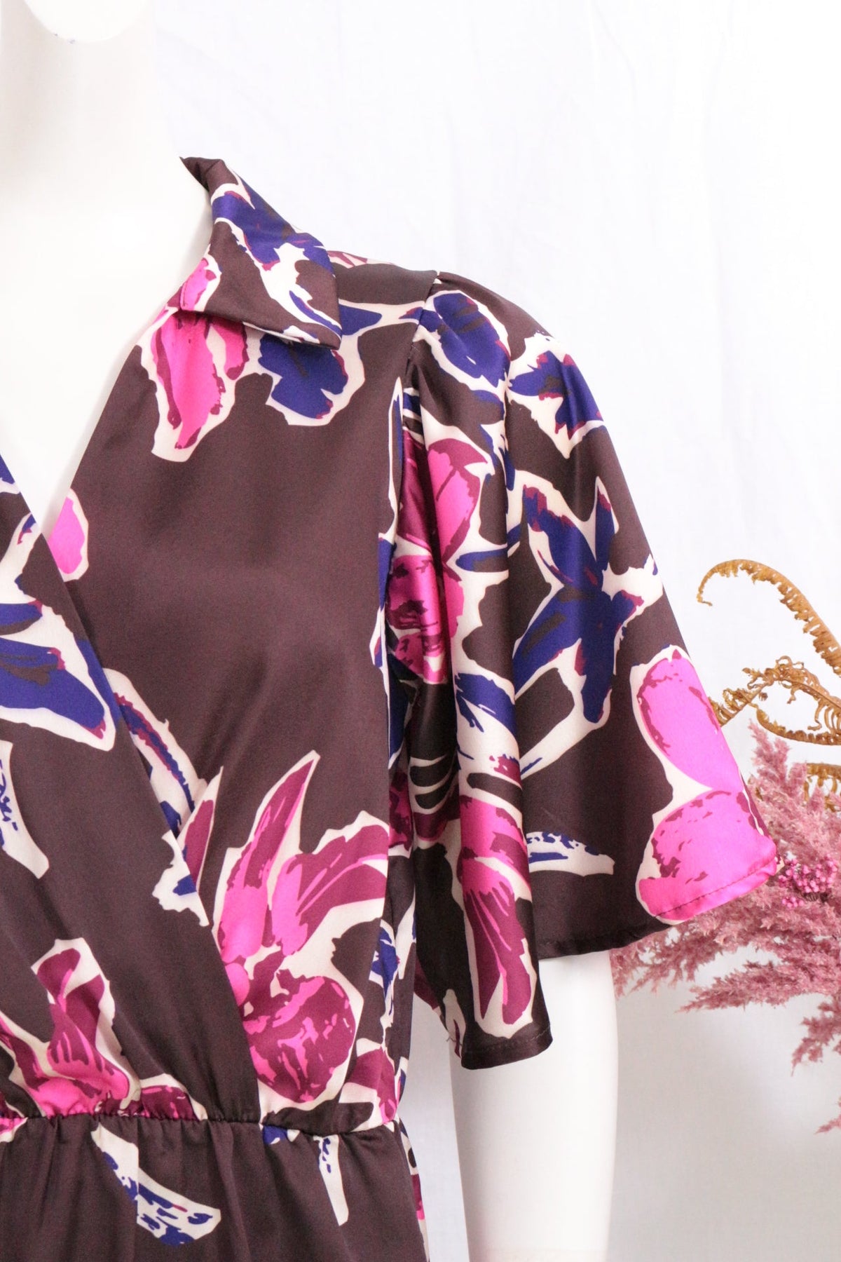 Robe mi-longue Frippindealz marron à motif floral rose et bleu avec col en V et manches courtes sur mannequin
