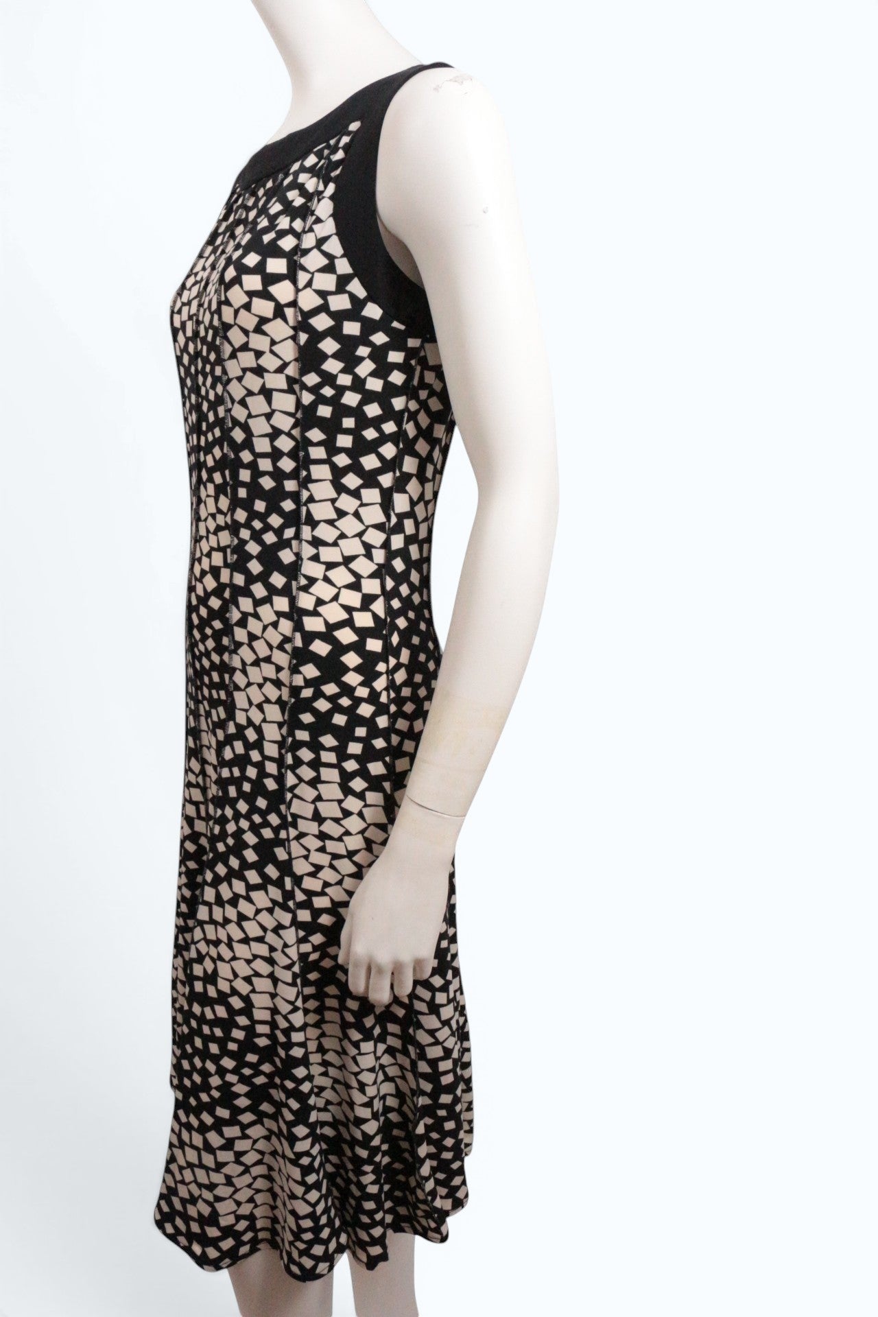 Robe mi-longue Frippindealz Forever noire et beige à motif géométrique en polyester et élasthanne sur mannequin