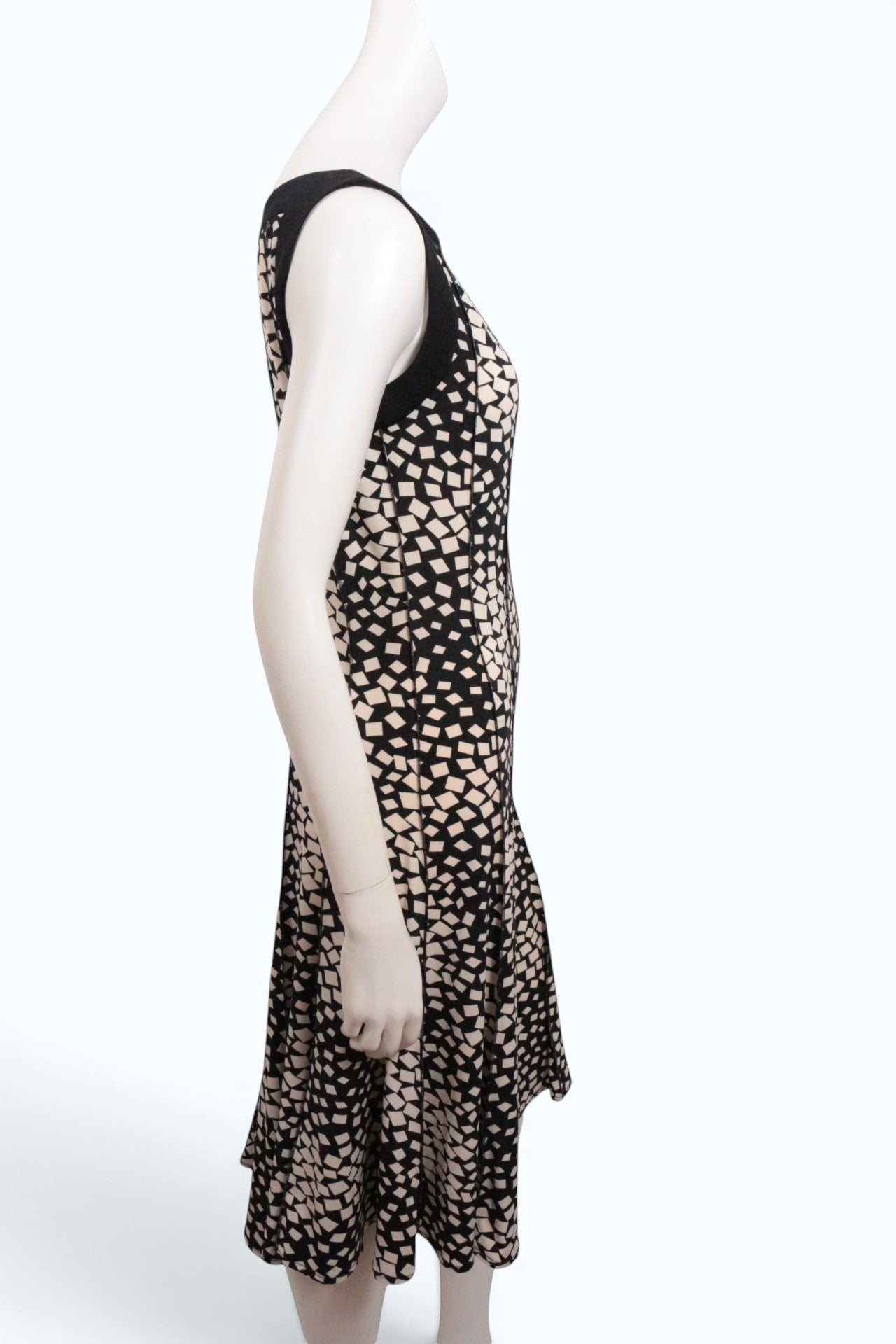 Robe mi-longue Frippindealz sans manches Forever avec motif géométrique noir et beige en polyester et élasthanne