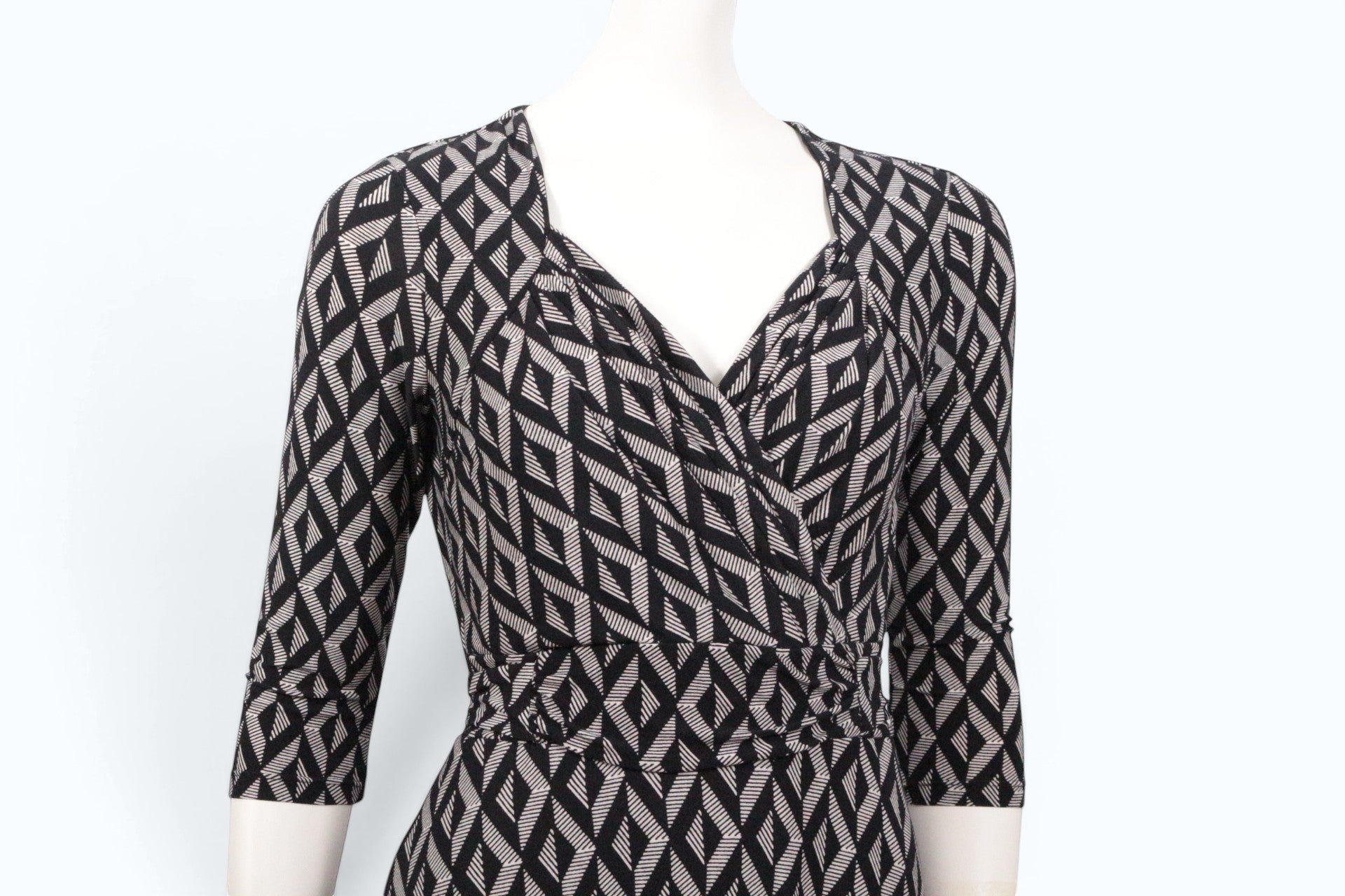 Robe mi-longue Frippindealz Lolaliza en polyester noir et blanc avec un motif géométrique et un décolleté croisé
