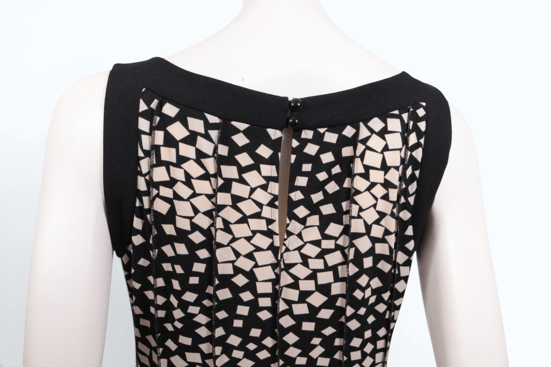 Robe mi-longue Frippindealz Forever sans manches à motif géométrique noir et beige avec fermeture à boutons au dos