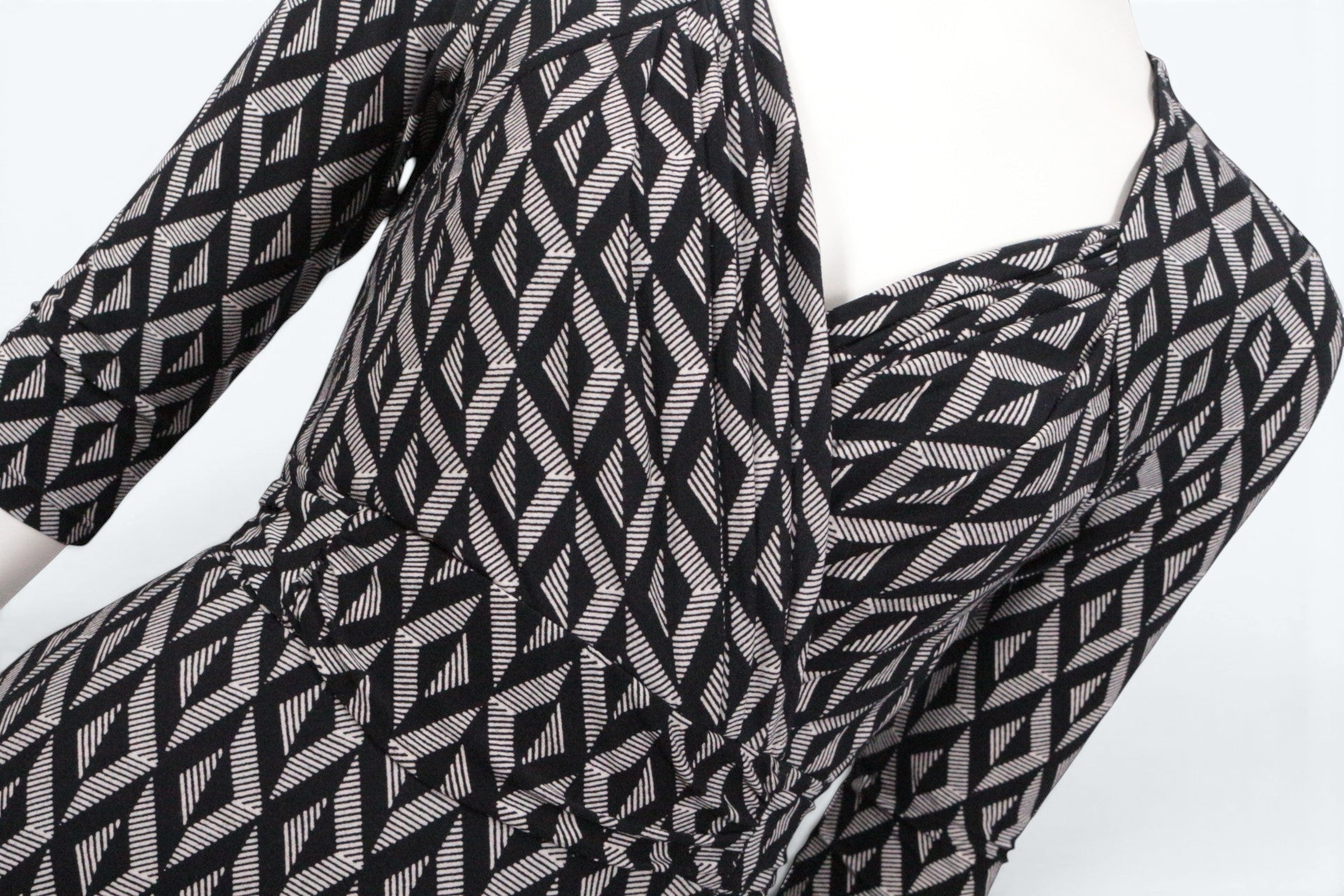 Robe mi-longue Frippindealz Lolaliza en polyester noir et blanc avec un motif géométrique élégant