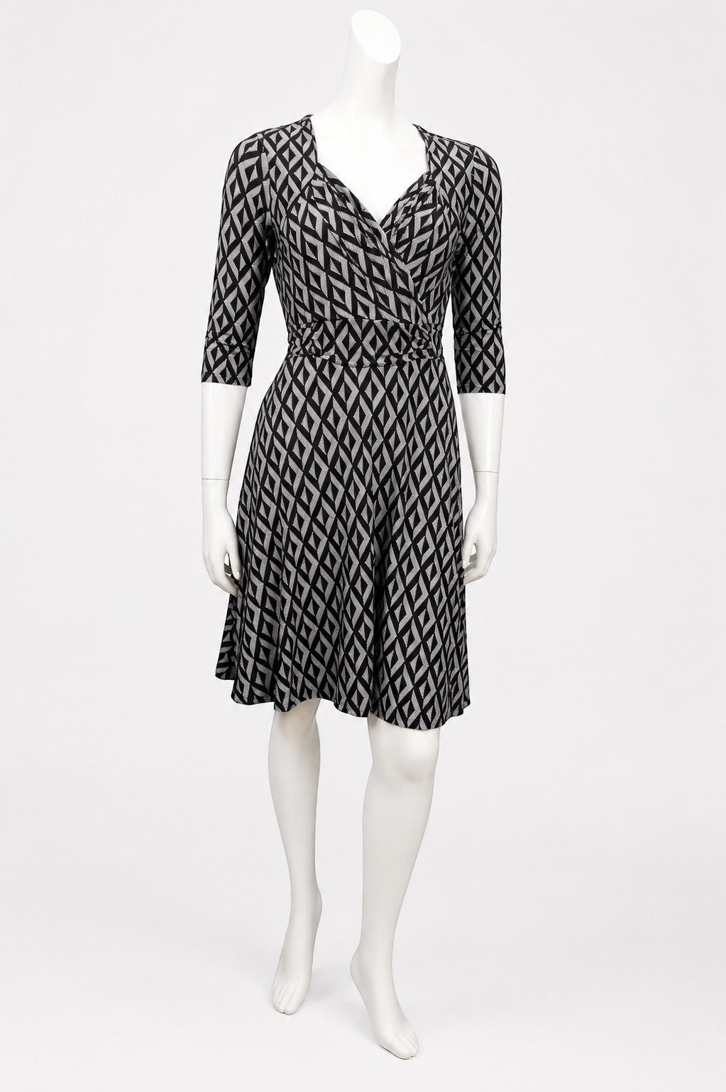 Robe mi-longue Frippindealz Lolaliza en polyester noir et blanc avec motif géométrique et décolleté croisé