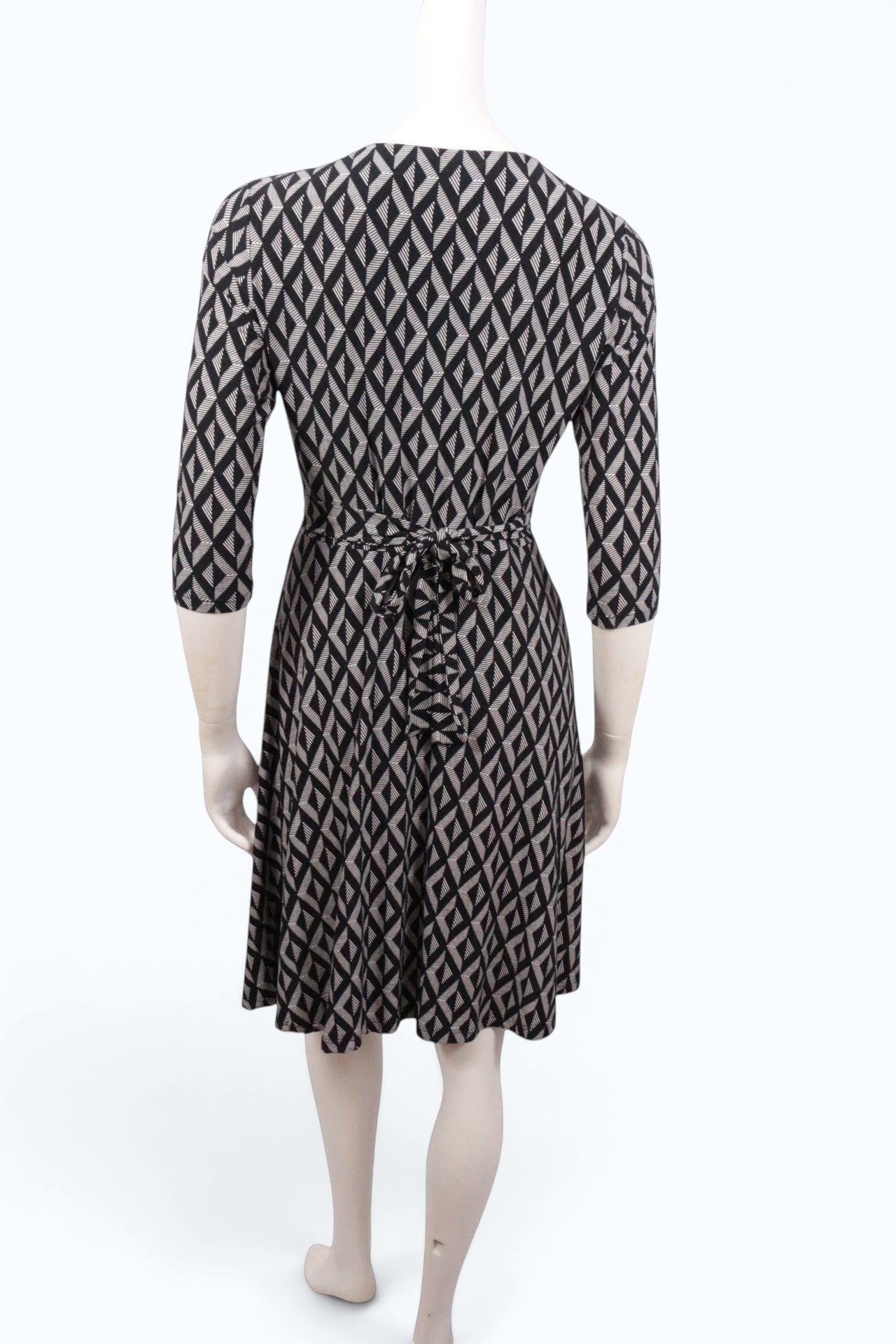 Robe mi-longue Frippindealz Lolaliza en polyester noir et blanc avec motif géométrique et ceinture nouée au dos
