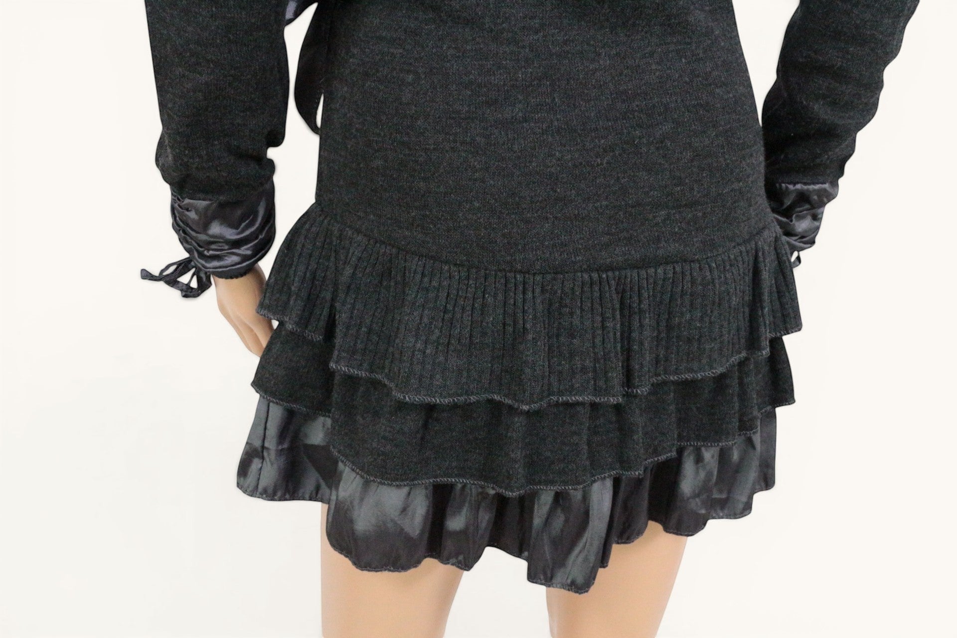 Frippindealz Robe mi-longue grise en acrylique et viscose, style Y2K, avec volants plissés et détails satinés aux poignets.