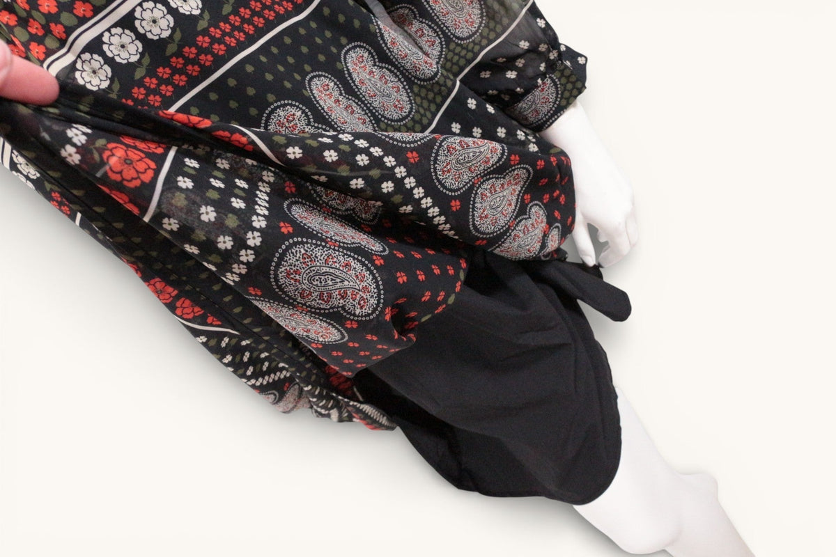 Robe mi-longue Frippindealz en polyester fluide noir avec motifs floraux et paisley rouges et blancs
