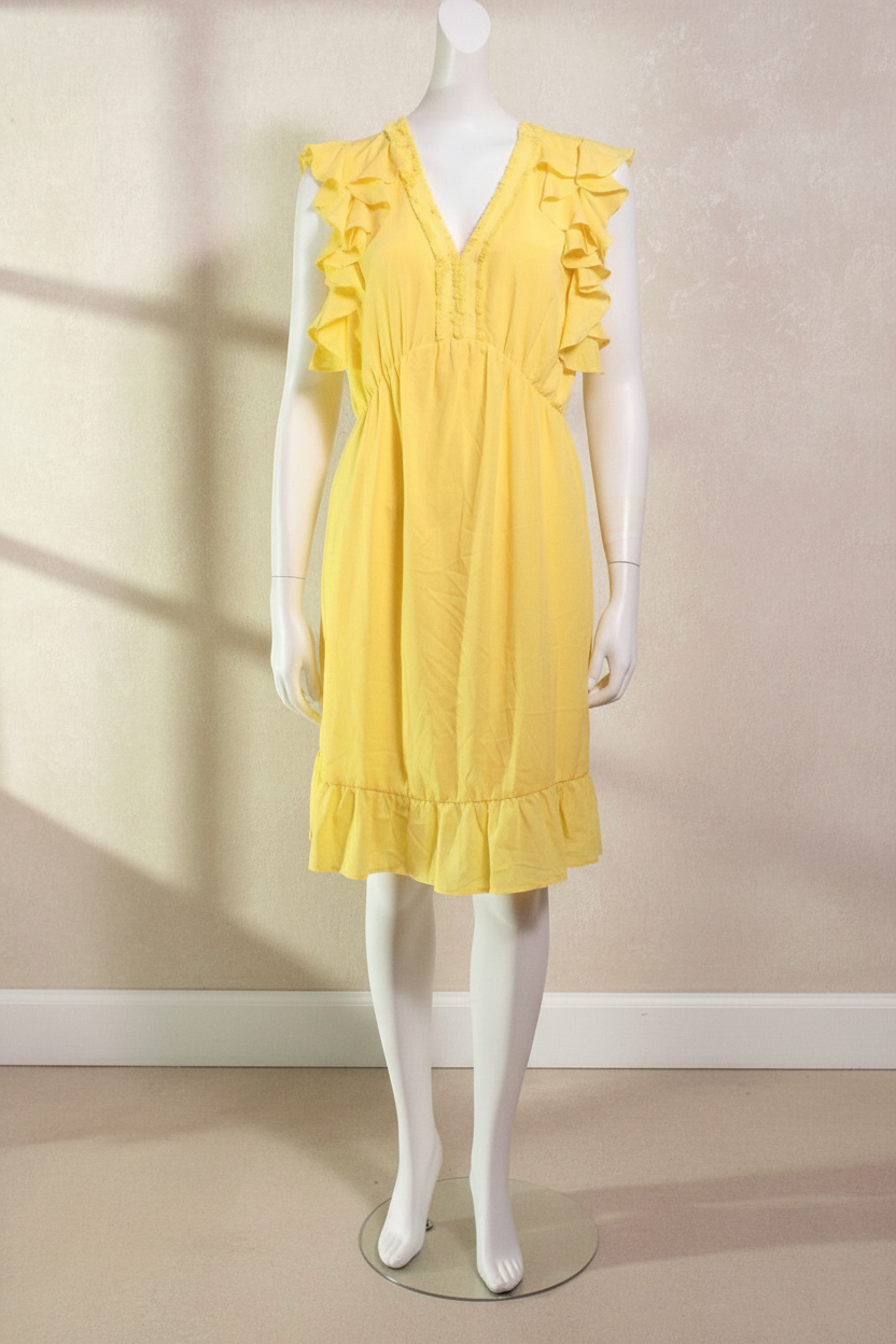 Robe mi-longue jaune vif Frippindealz avec volants aux épaules et col en V sur un mannequin