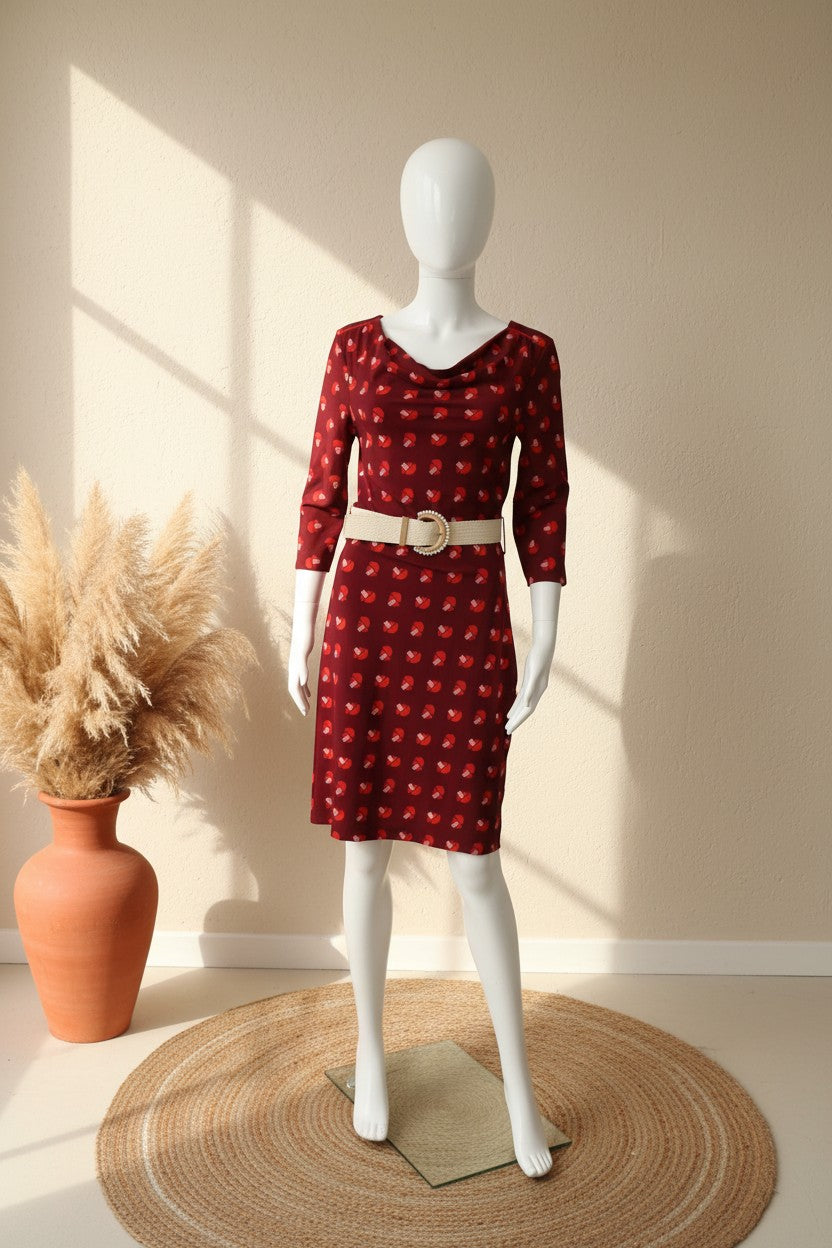 Robe midi bordeaux Zoë Loveborn à motif géométrique, col bénitier et ceinture contrastée, vendue par Frippindealz.