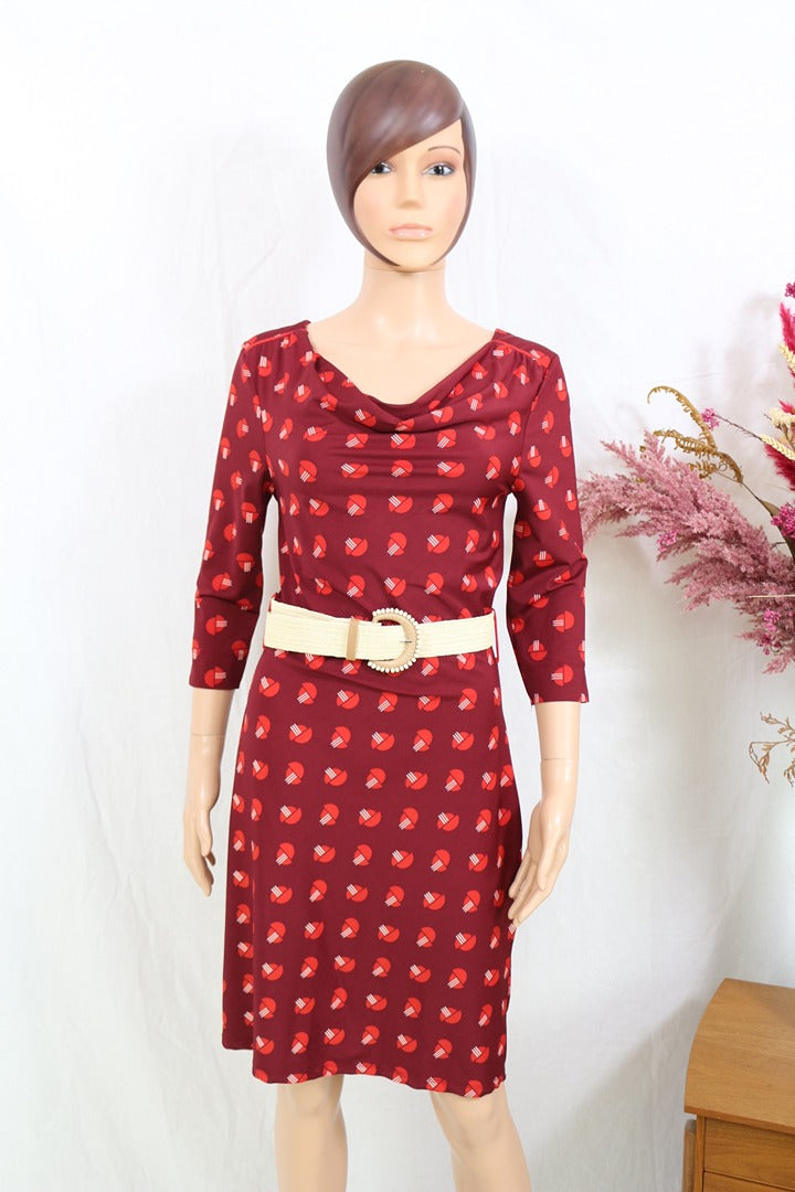 Robe midi Frippindealz Zoë Loveborn bordeaux à motif géométrique, col bénitier et ceinture contrastée sur mannequin