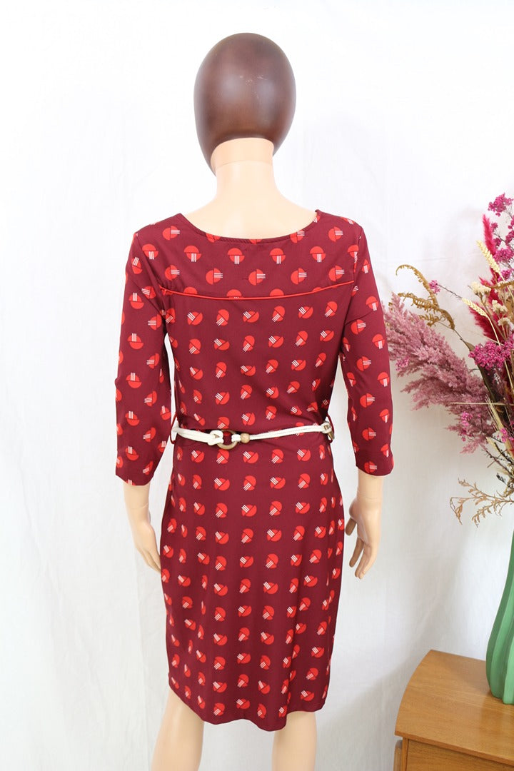 Robe midi Frippindealz Zoë Loveborn bordeaux à motif géométrique, manches aux coudes et ceinture fine, vue arrière