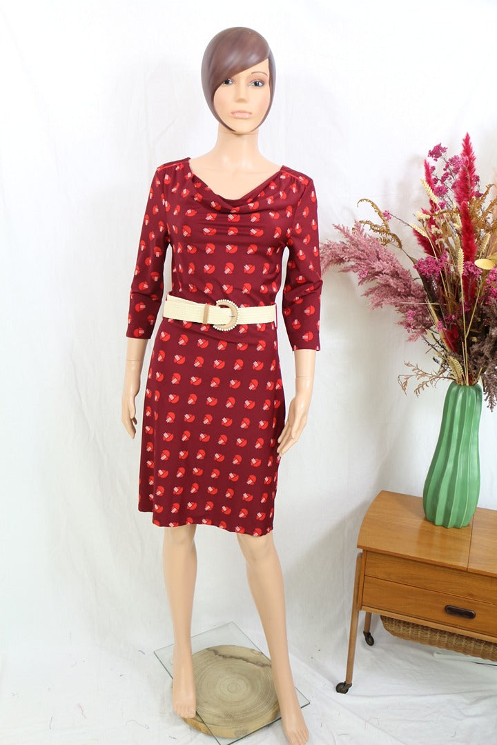 Robe midi Frippindealz Zoë Loveborn bordeaux à motif géométrique, col bénitier et ceinture contrastée, taille 38