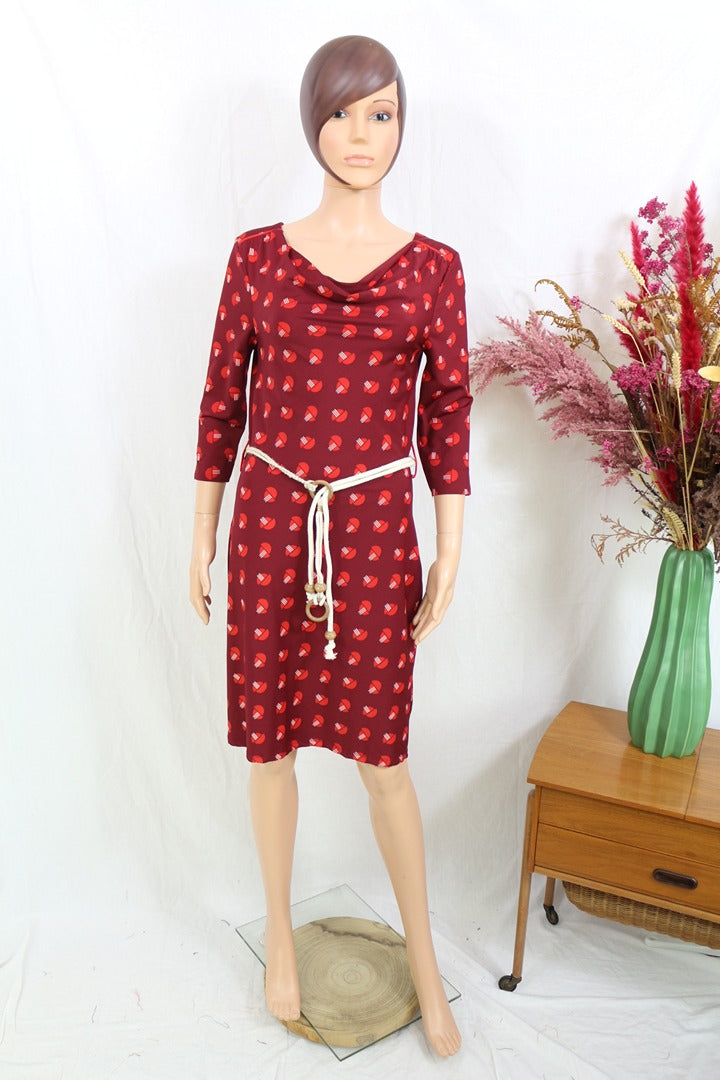 Robe midi Frippindealz Zoë Loveborn bordeaux à motif géométrique, col bénitier et ceinture fine contrastée