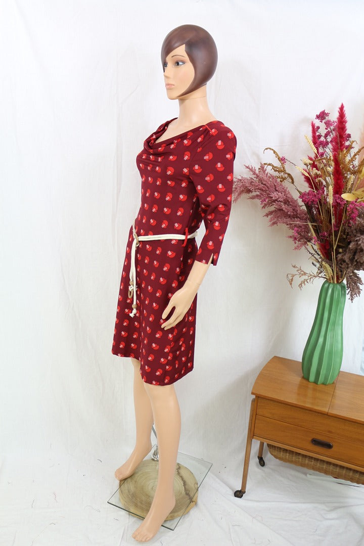 Robe midi Frippindealz Zoë Loveborn bordeaux à motif géométrique, col bénitier et ceinture fine sur mannequin