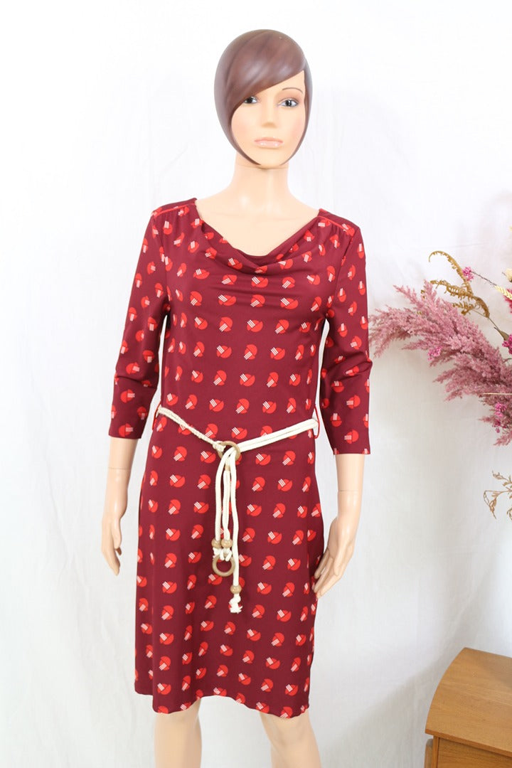 Robe midi Frippindealz Zoë Loveborn bordeaux à motif géométrique, col bénitier et ceinture fine sur mannequin