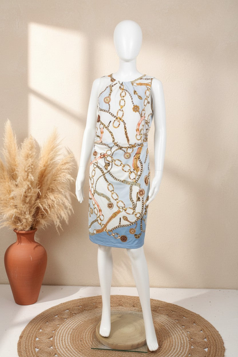Robe midi K-Design Frippindealz sans manches à imprimé chaînes blanc et bleu clair sur mannequin