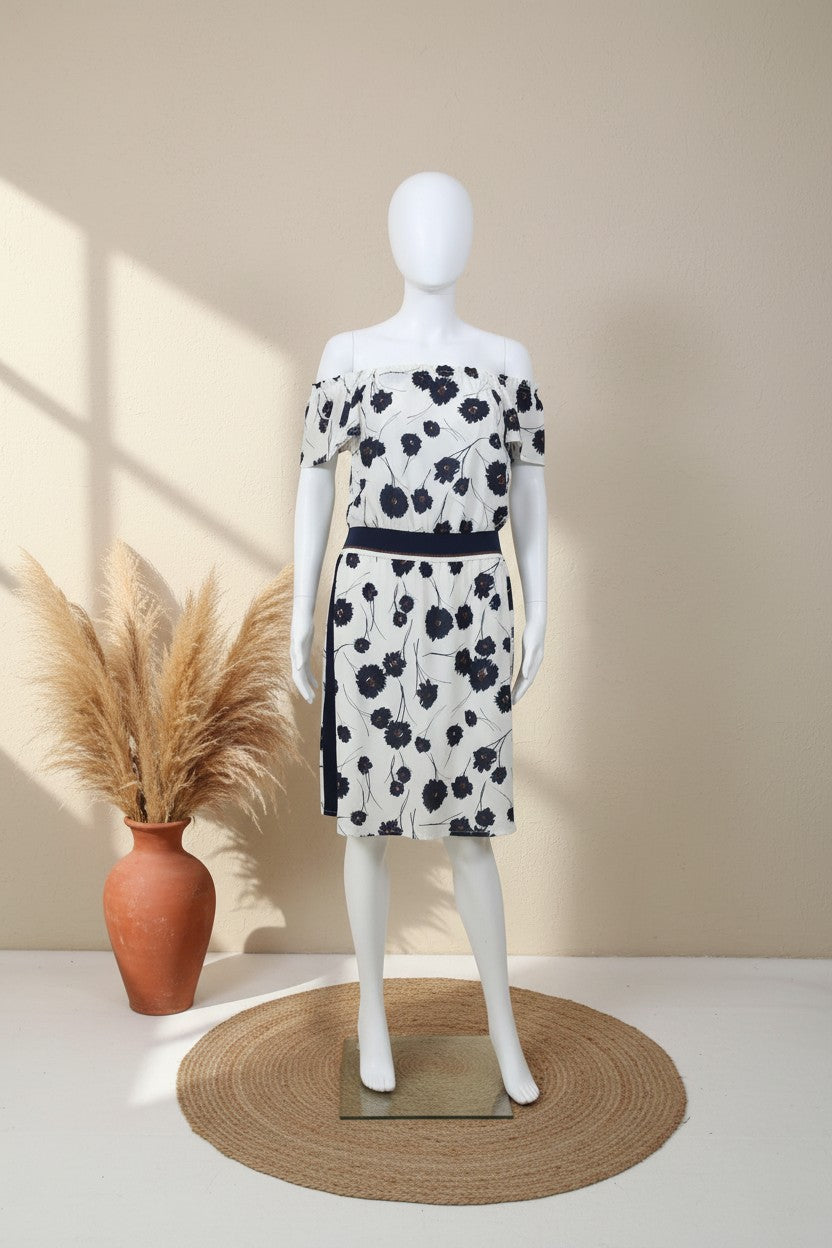 Robe midi Frippindealz Marie Mero blanche à motif floral bleu, encolure bardot et taille élastique contrastante