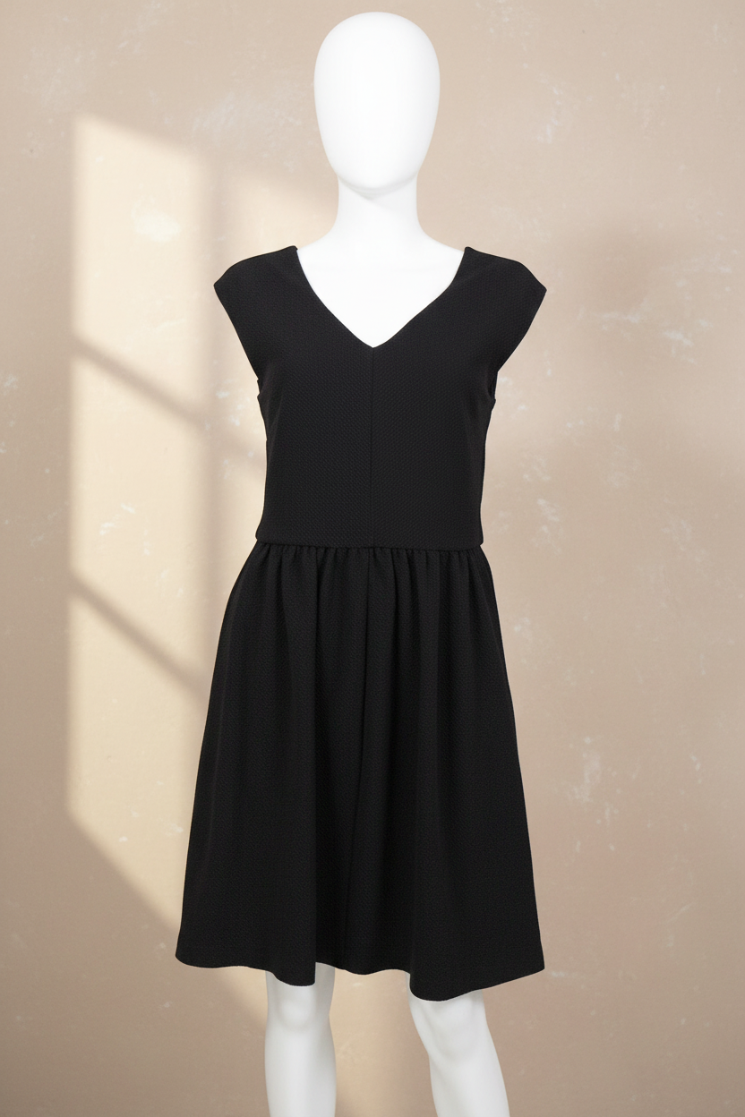 Robe midi noire Frippindealz Esprit en polyester avec encolure en V sur mannequin