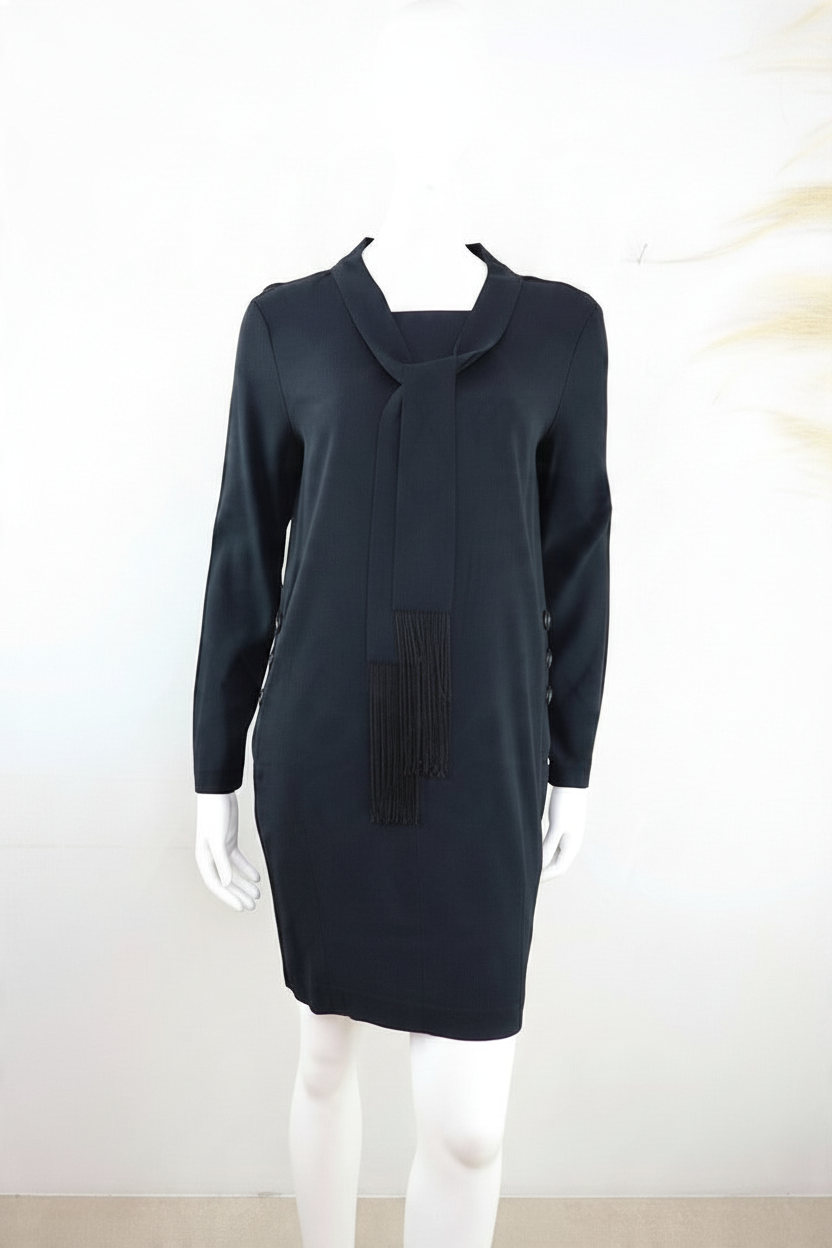 Robe midi noire Frippindealz Twinset en viscose avec col foulard à franges et manches longues sur mannequin