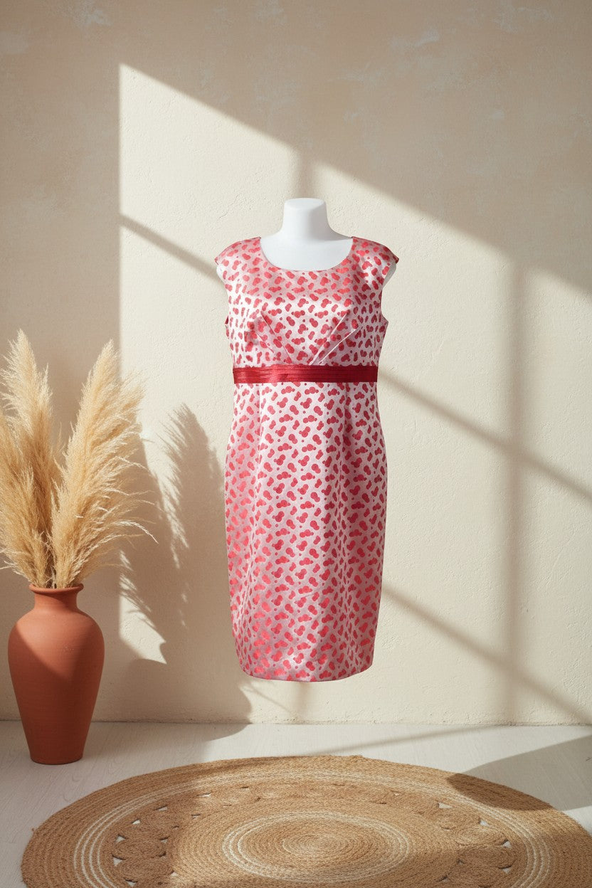 Robe midi Frippindealz Vava Exclusives London rose à pois avec bande contrastée à la taille sur mannequin