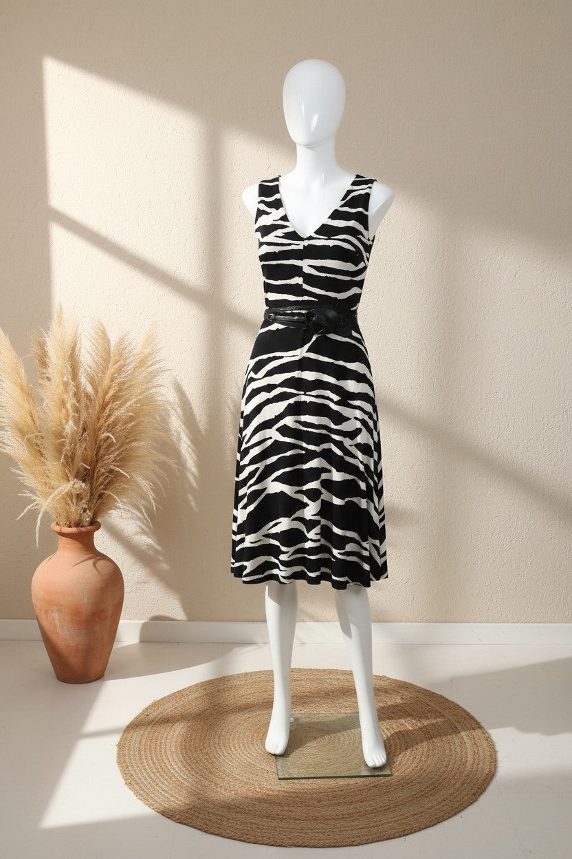 Robe midi Frippindealz H&M sans manches à col en V avec imprimé zébré noir et blanc sur mannequin