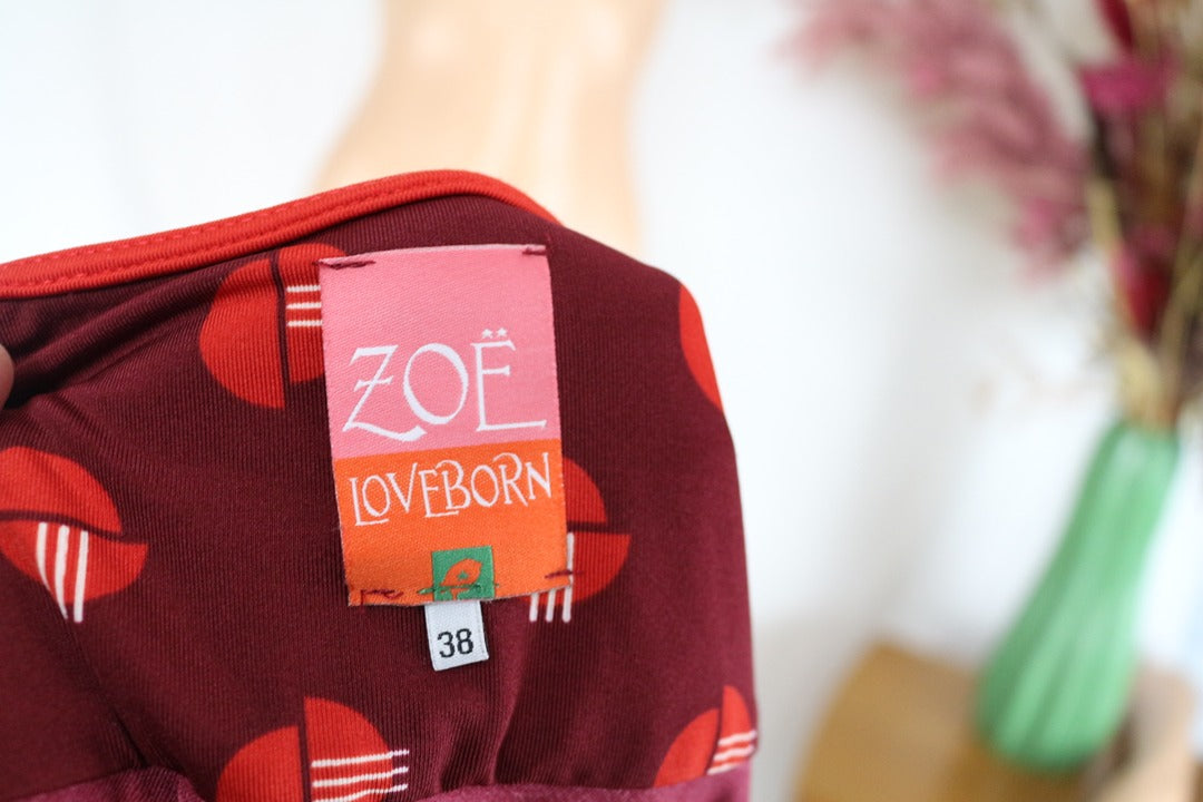 Étiquette de marque Zoë Loveborn sur une robe midi bordeaux à motif géométrique vendue par Frippindealz