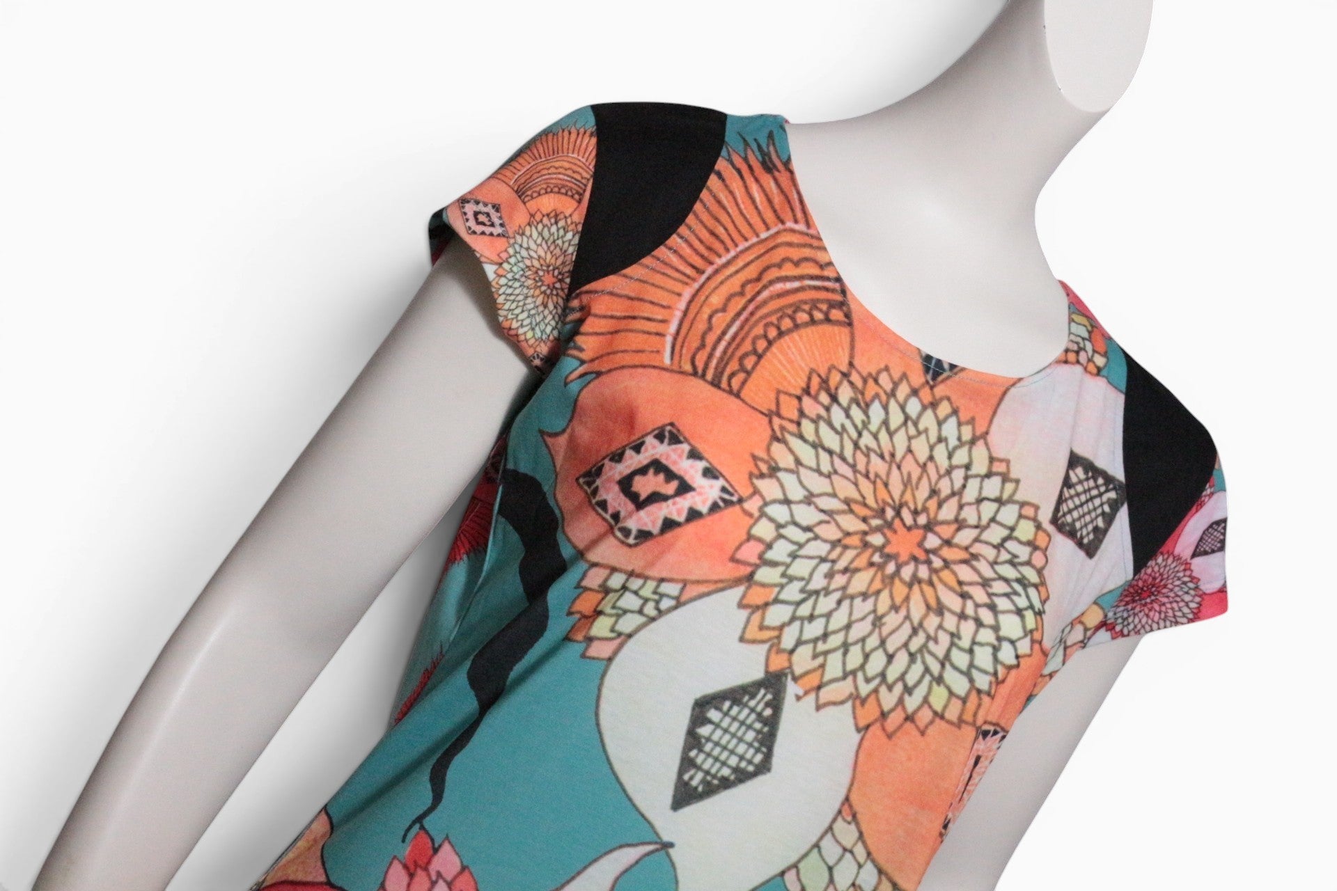 Robe courte Frippindealz multicolore à motifs floraux éclatants et détails noirs sur mannequin