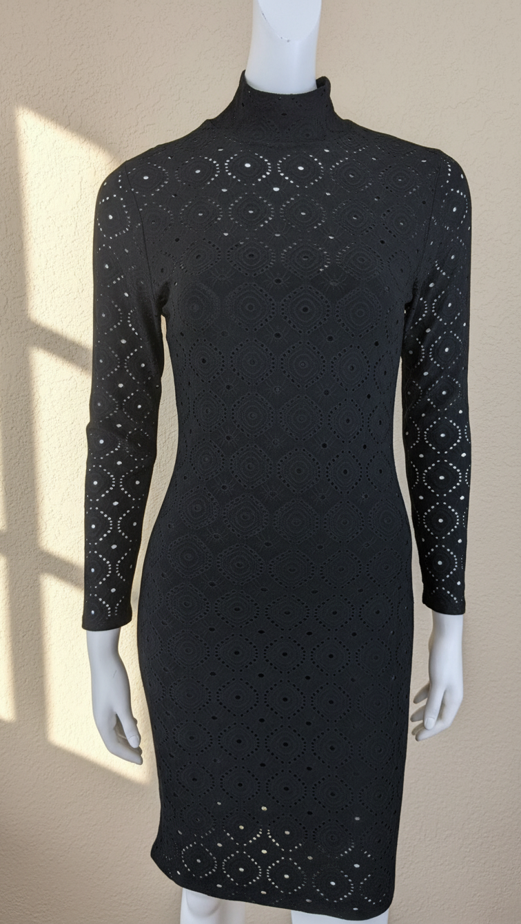 Robe mi-longue noire Frippindealz en polyester avec détails ajourés et col montant sur mannequin