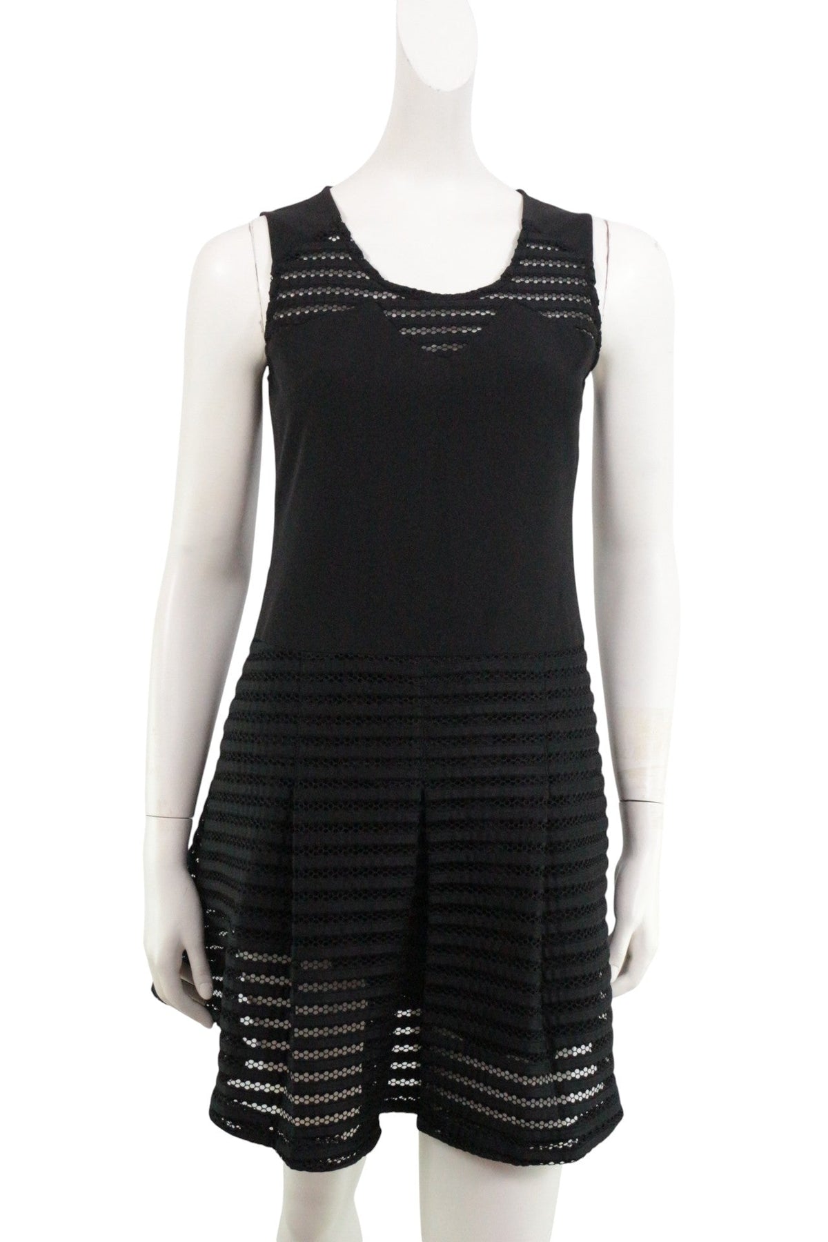 Robe courte noire Frippindealz en polyester avec détails ajourés sur le buste et la jupe plissée sur mannequin