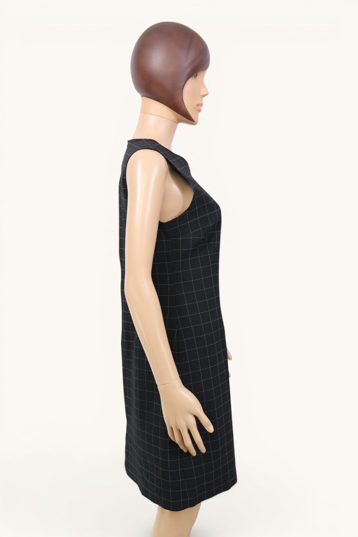 Robe sans manches Frippindealz Adéle Joris noire et beige à carreaux en polyester, vue de profil sur mannequin.