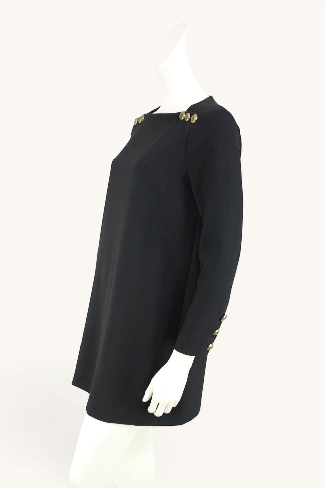 Frippindealz Robe noire Zara Woman à manches longues, encolure carrée et boutons dorés esprit officier sur les épaules et poignets. Taille M.
