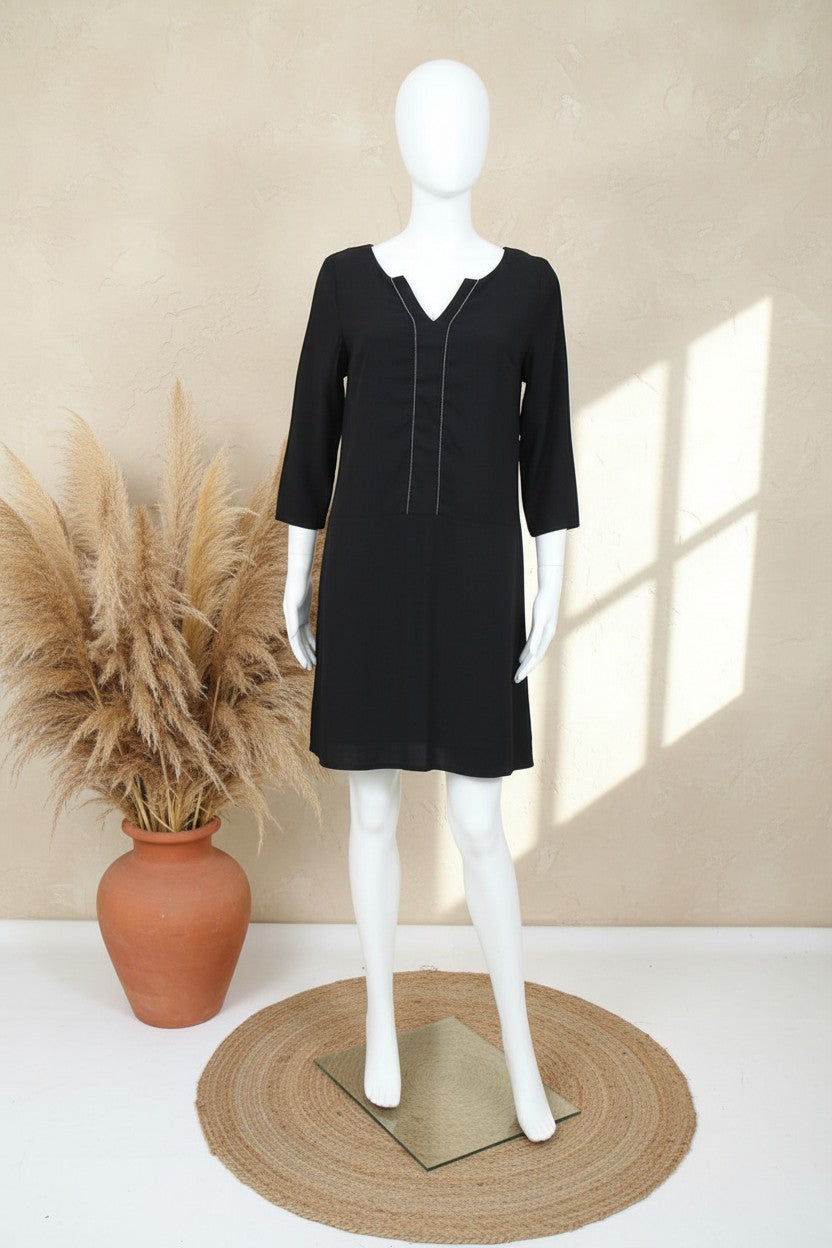 Petite robe noire Frippindealz Camaïeu coupe droite avec col V et détails perlés, manches trois-quarts
